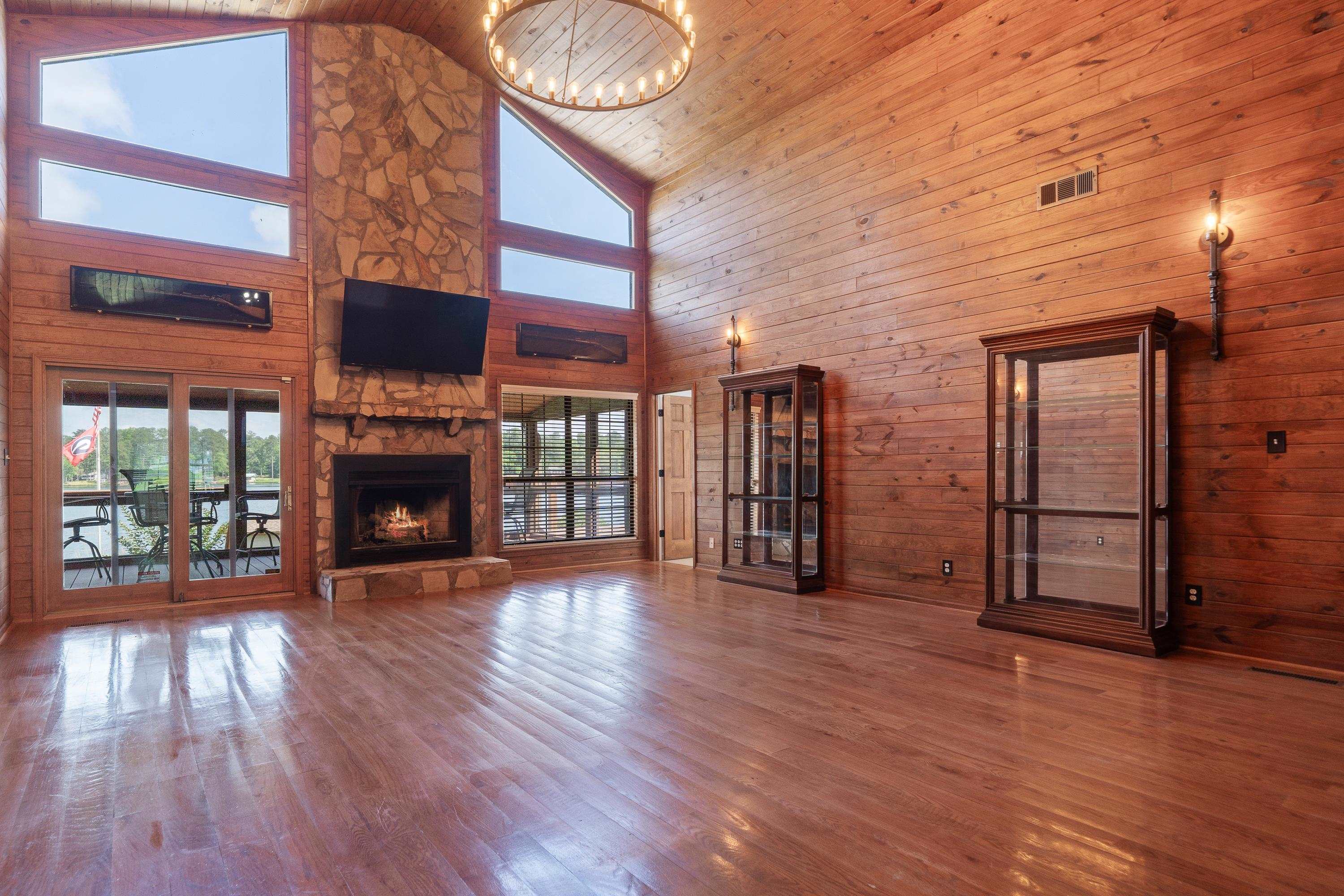 32 LILY POINT