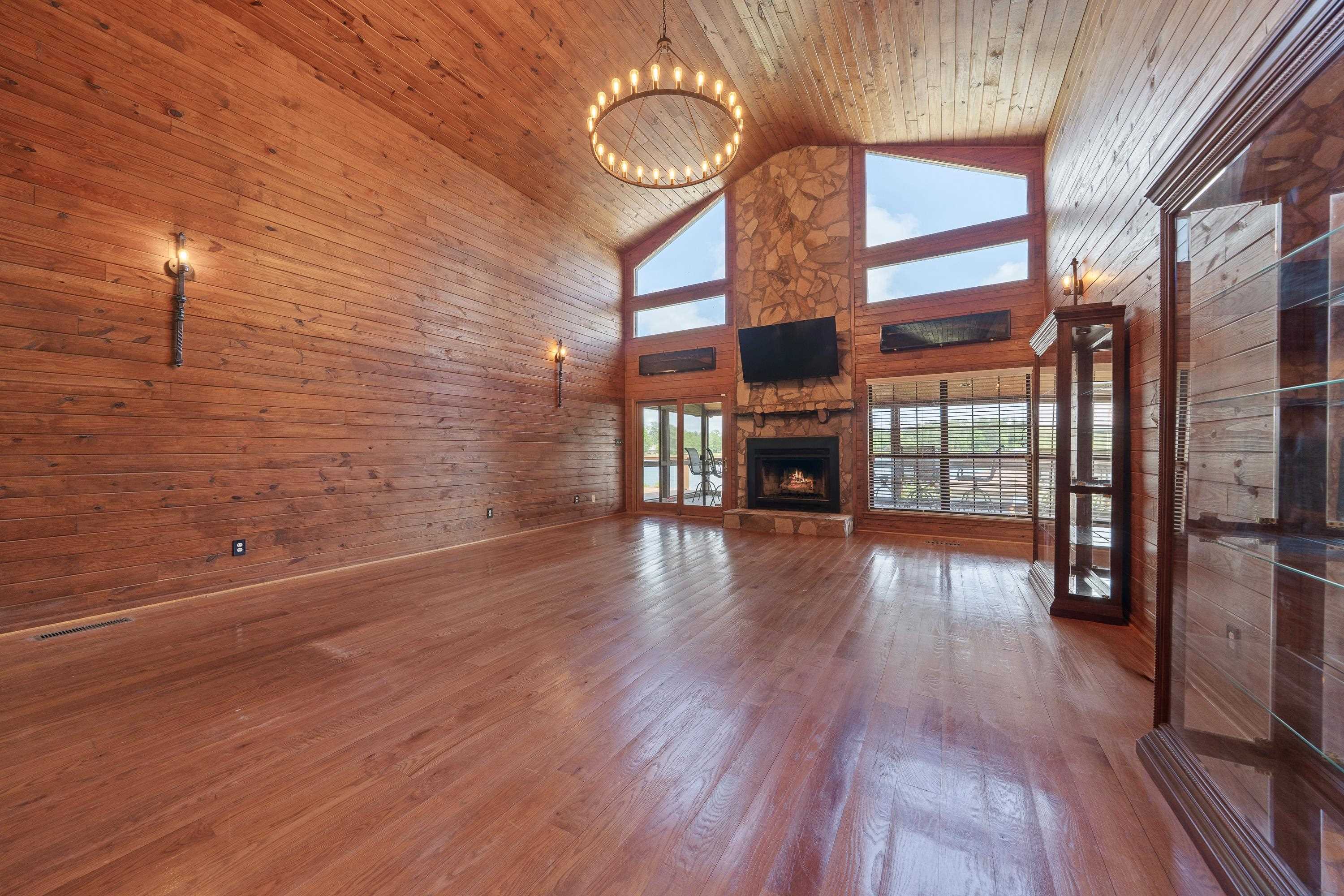 32 LILY POINT