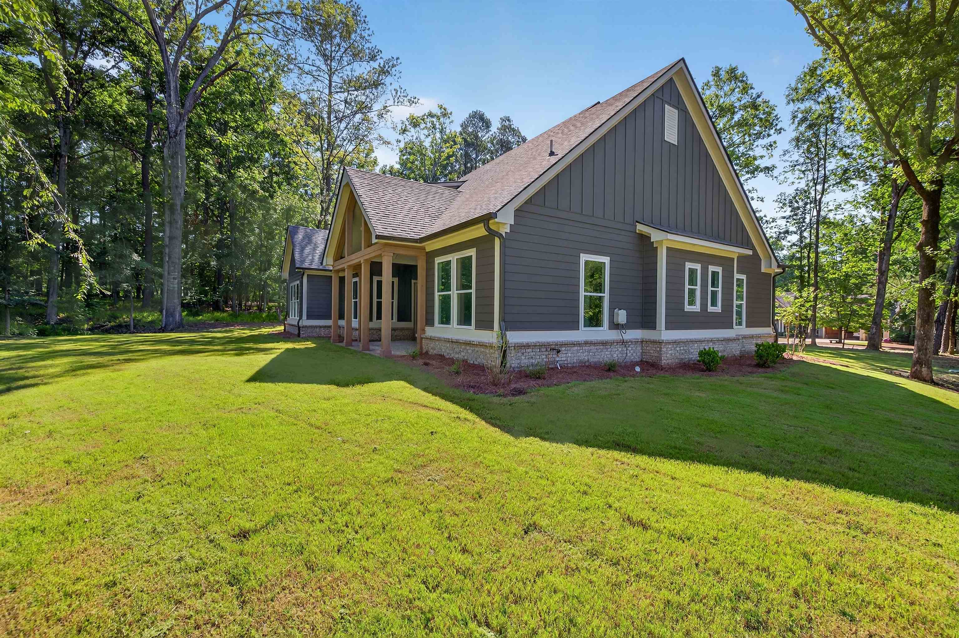1011 PEACHTREE COURT