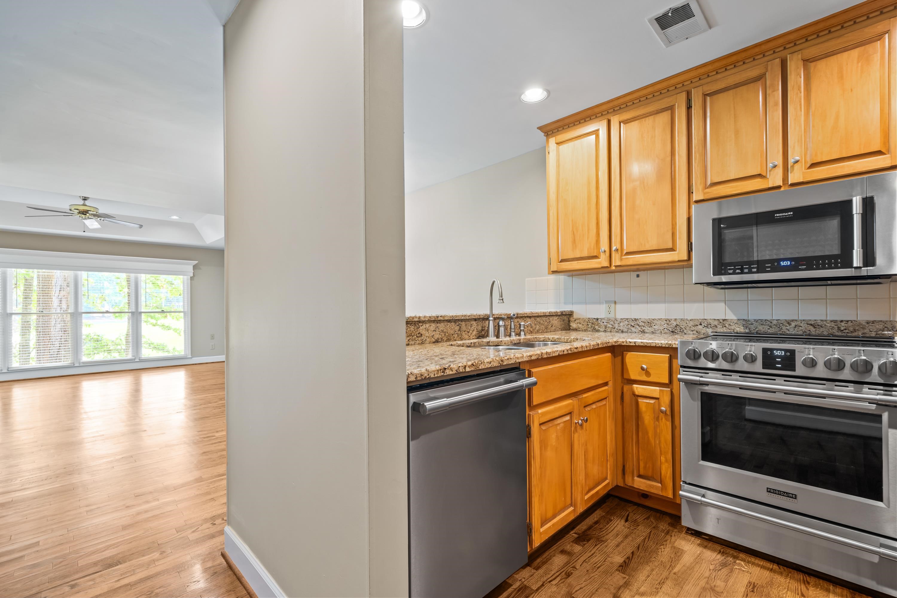 1043 B CLUB HOUSE LANE