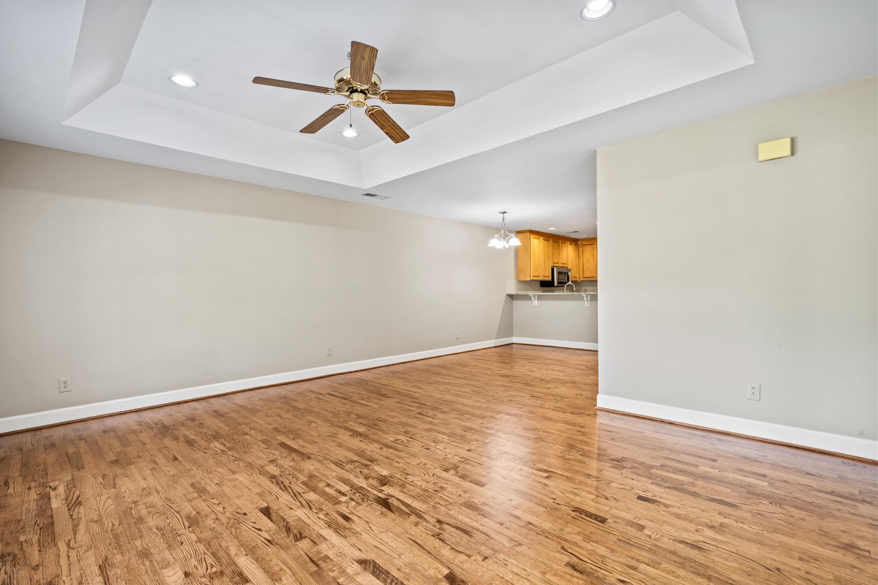 1043 B CLUB HOUSE LANE