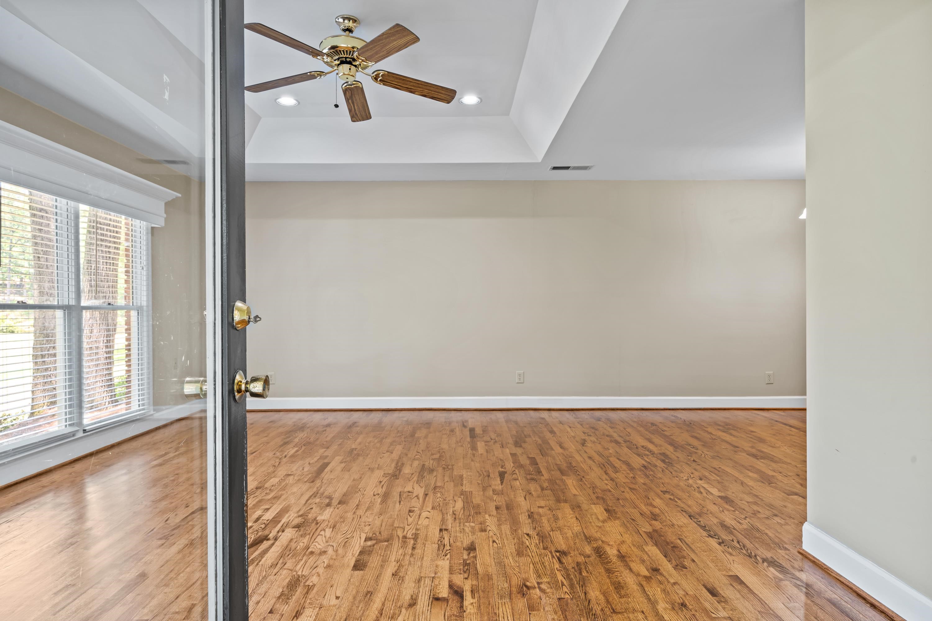 1043 B CLUB HOUSE LANE