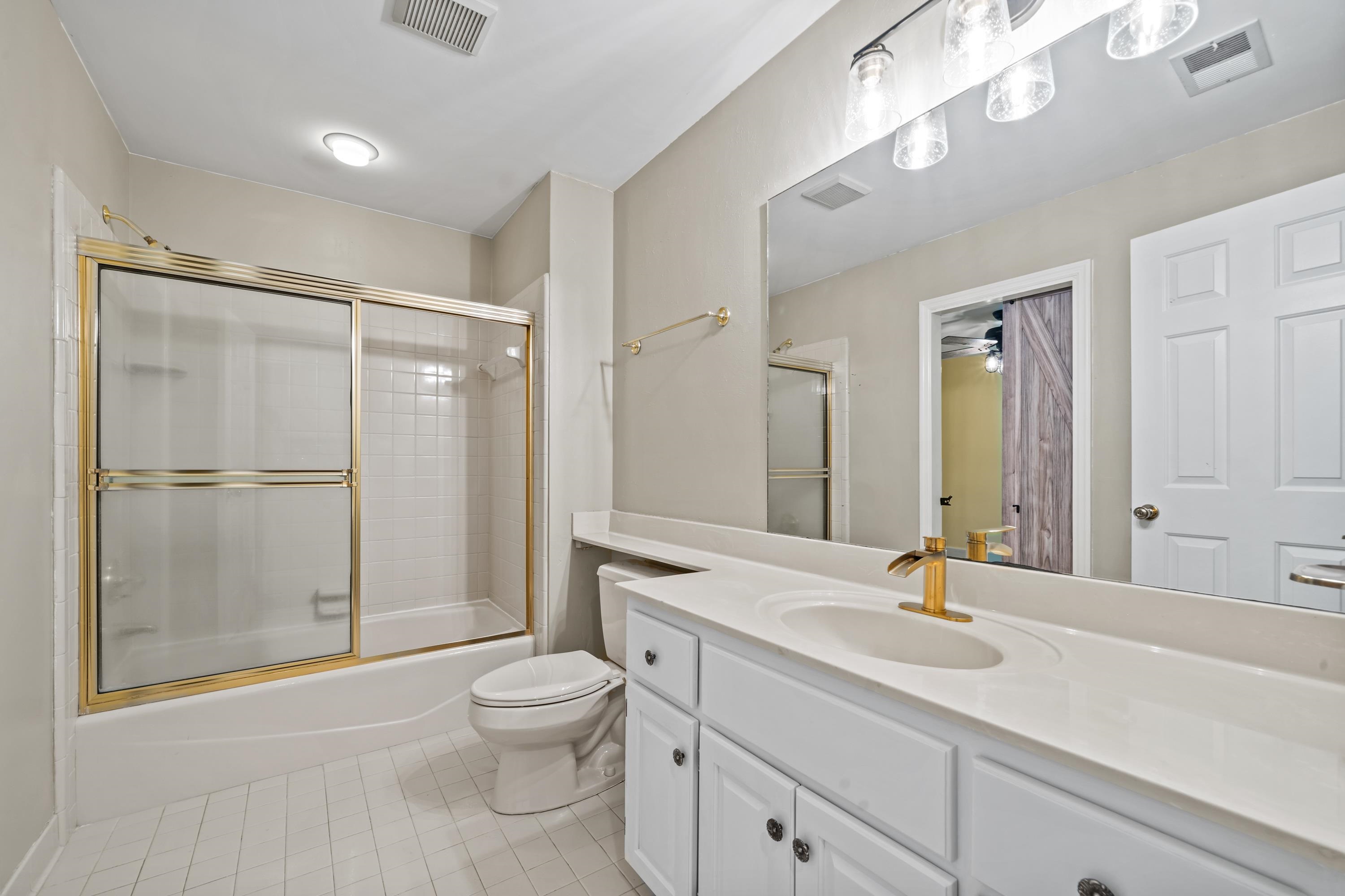 1043 B CLUB HOUSE LANE