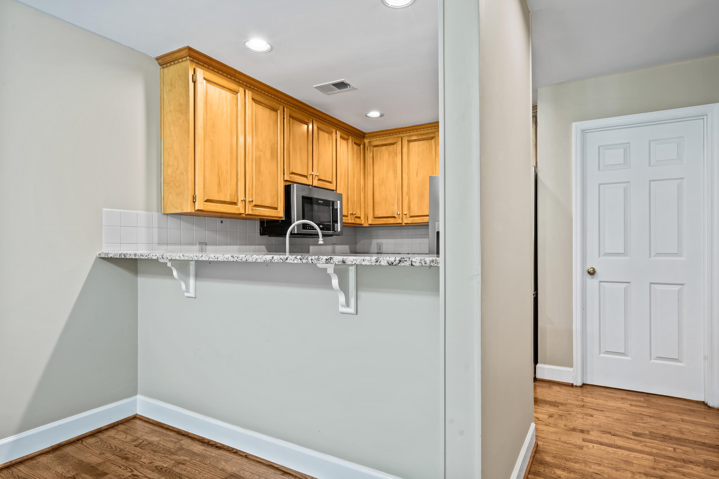 1043 B CLUB HOUSE LANE