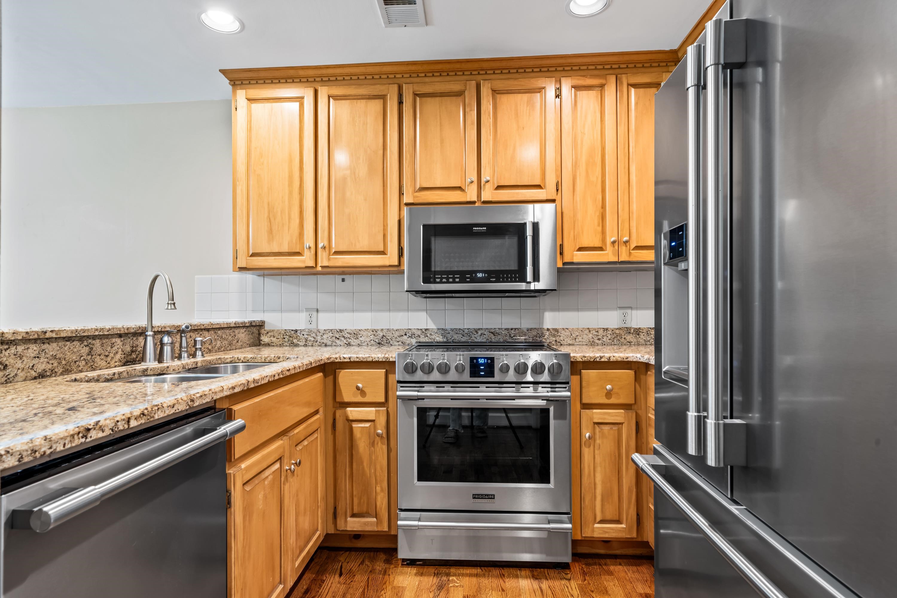 1043 B CLUB HOUSE LANE
