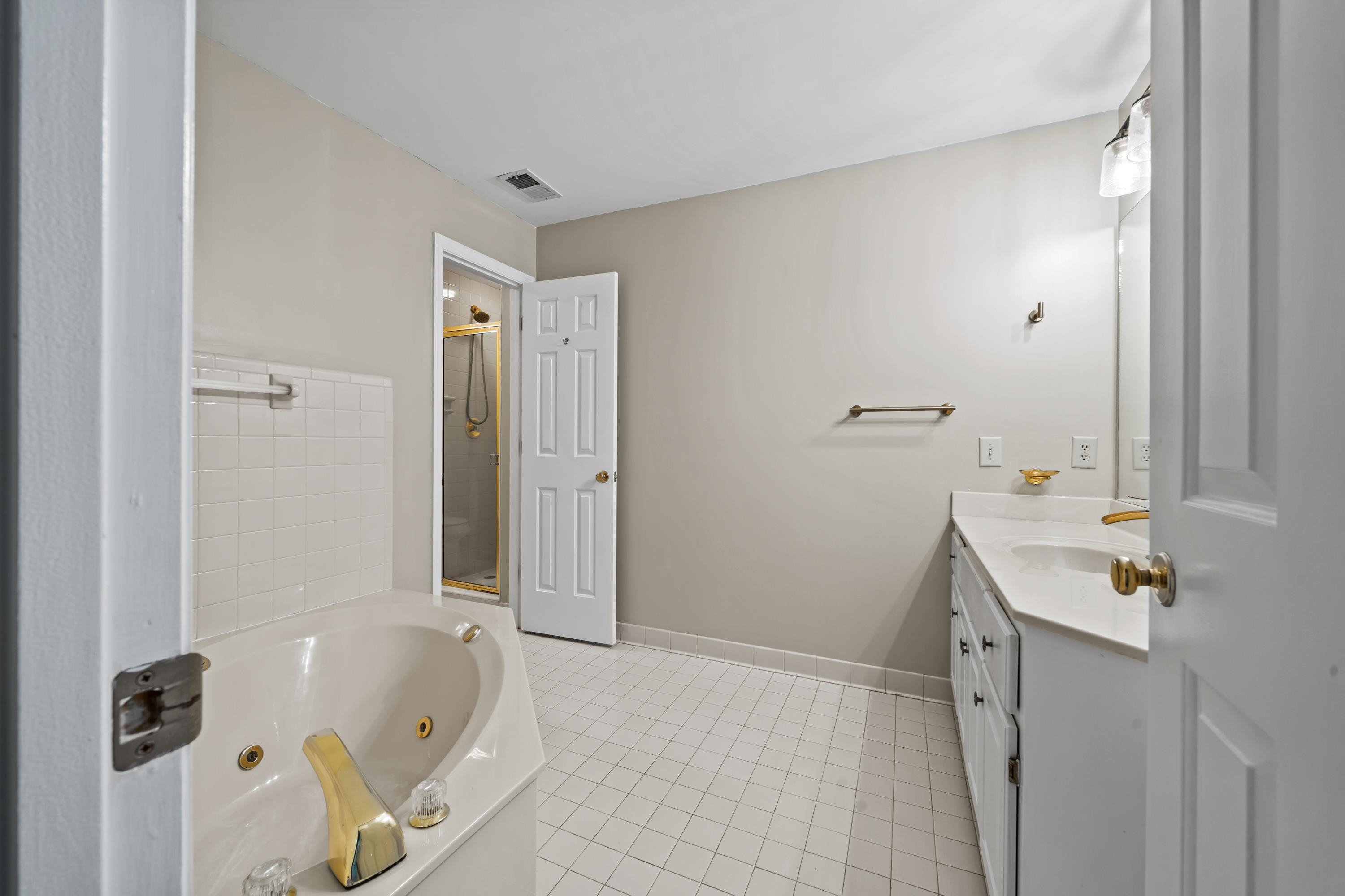 1043 B CLUB HOUSE LANE