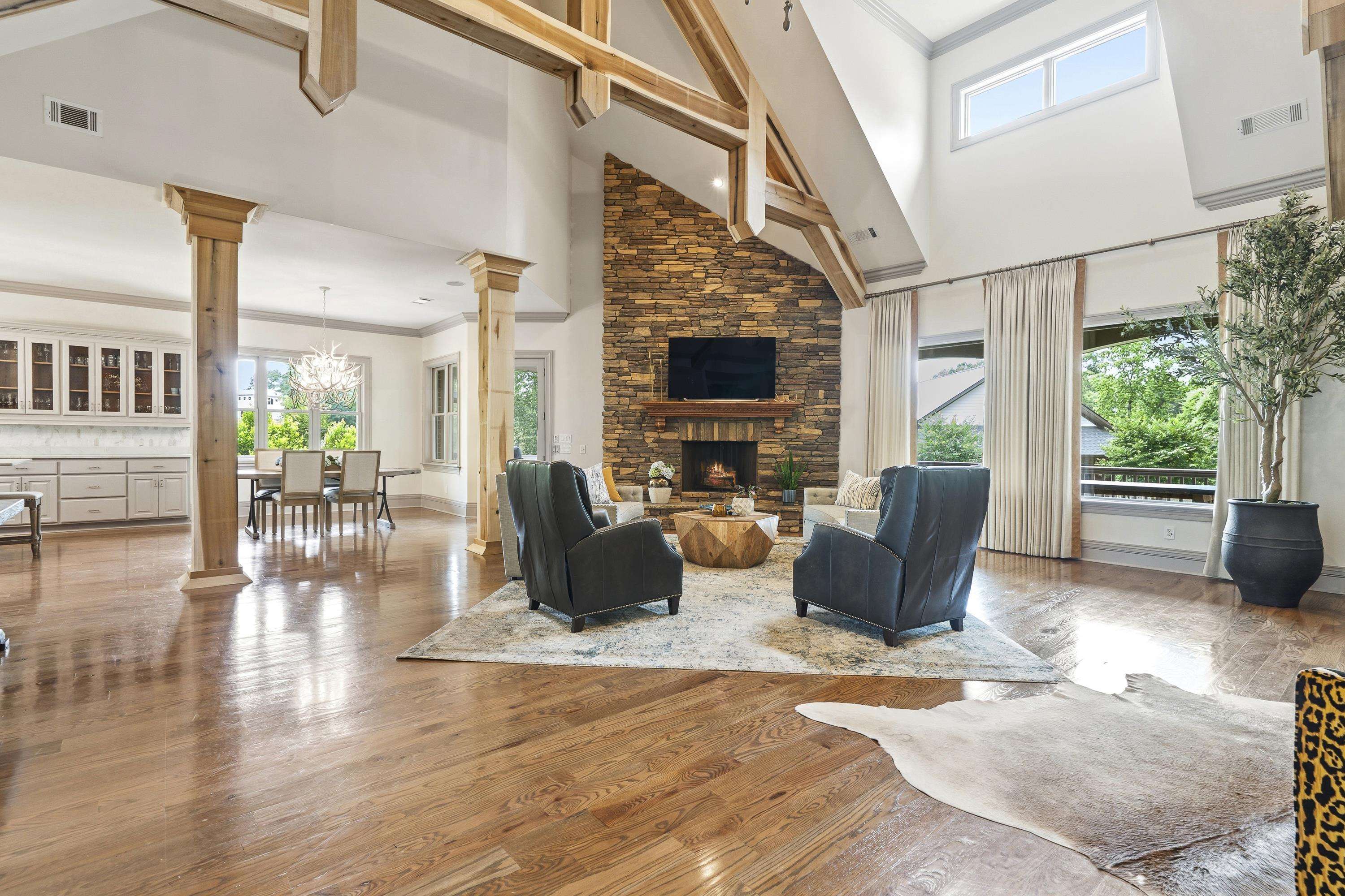 1090 WHITE OAK WAY