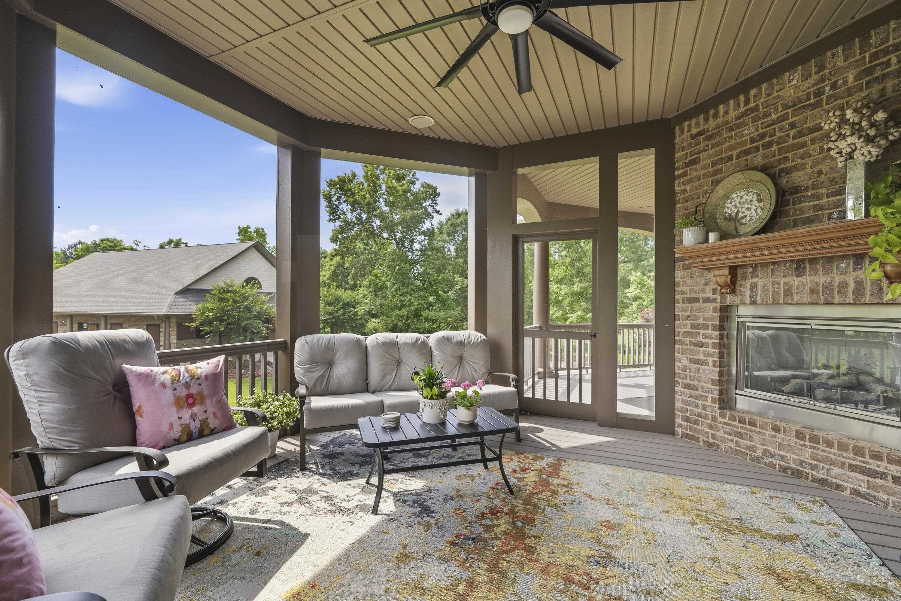 1090 WHITE OAK WAY