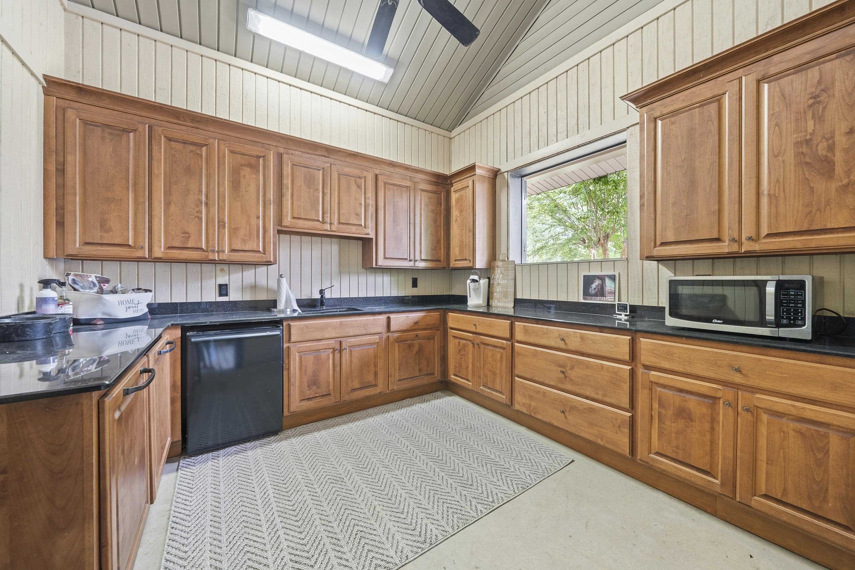 1090 WHITE OAK WAY