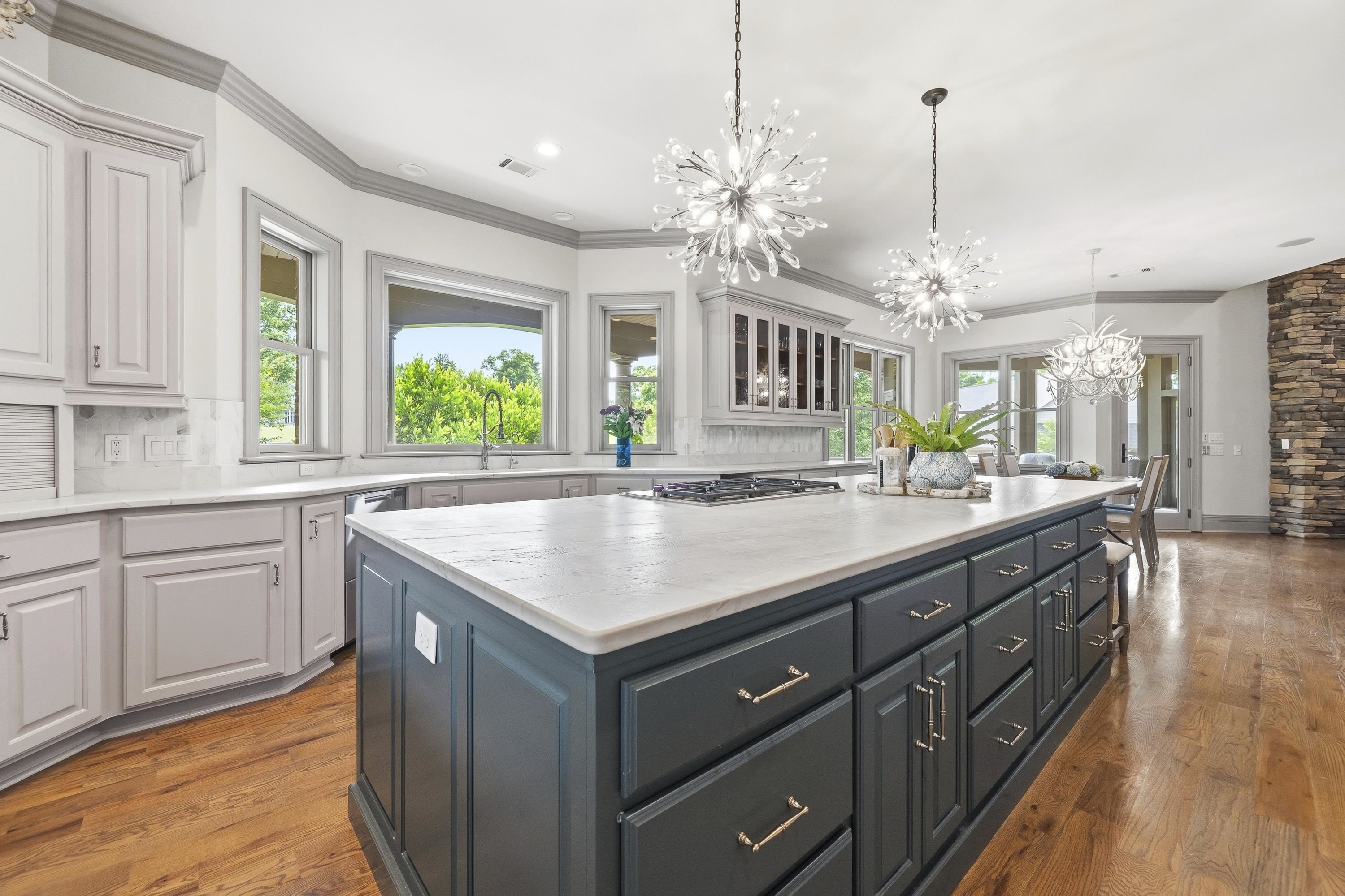 1090 WHITE OAK WAY