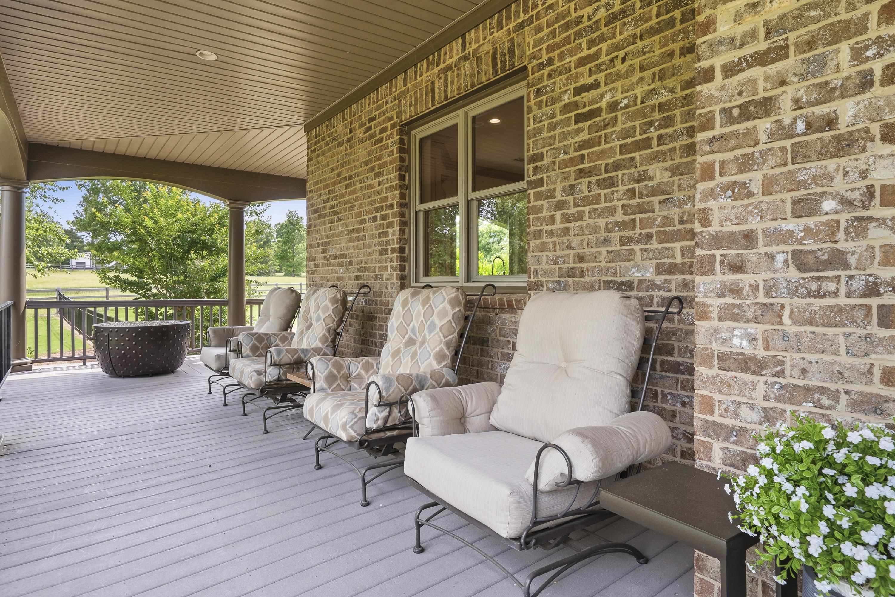 1090 WHITE OAK WAY