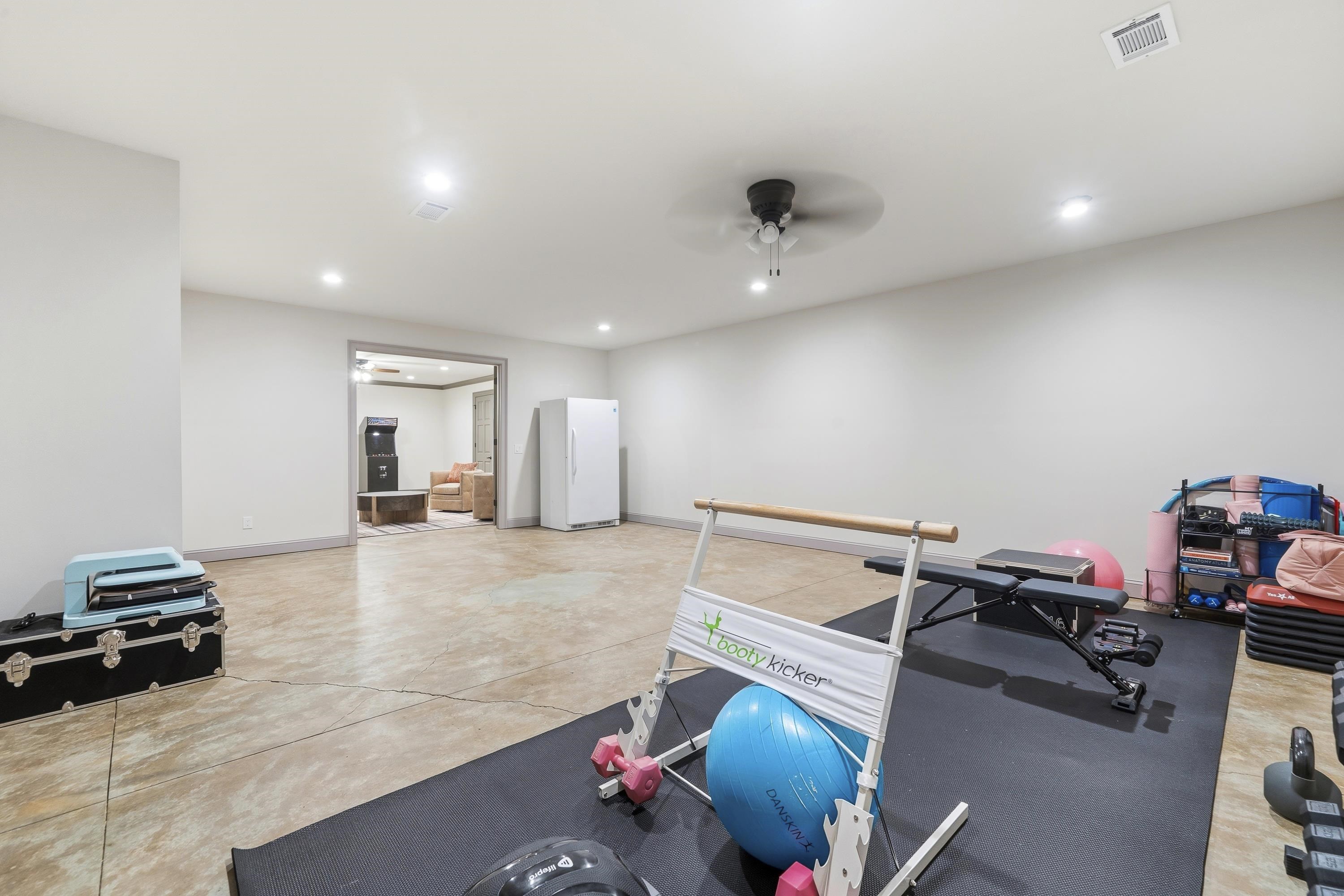 1090 WHITE OAK WAY