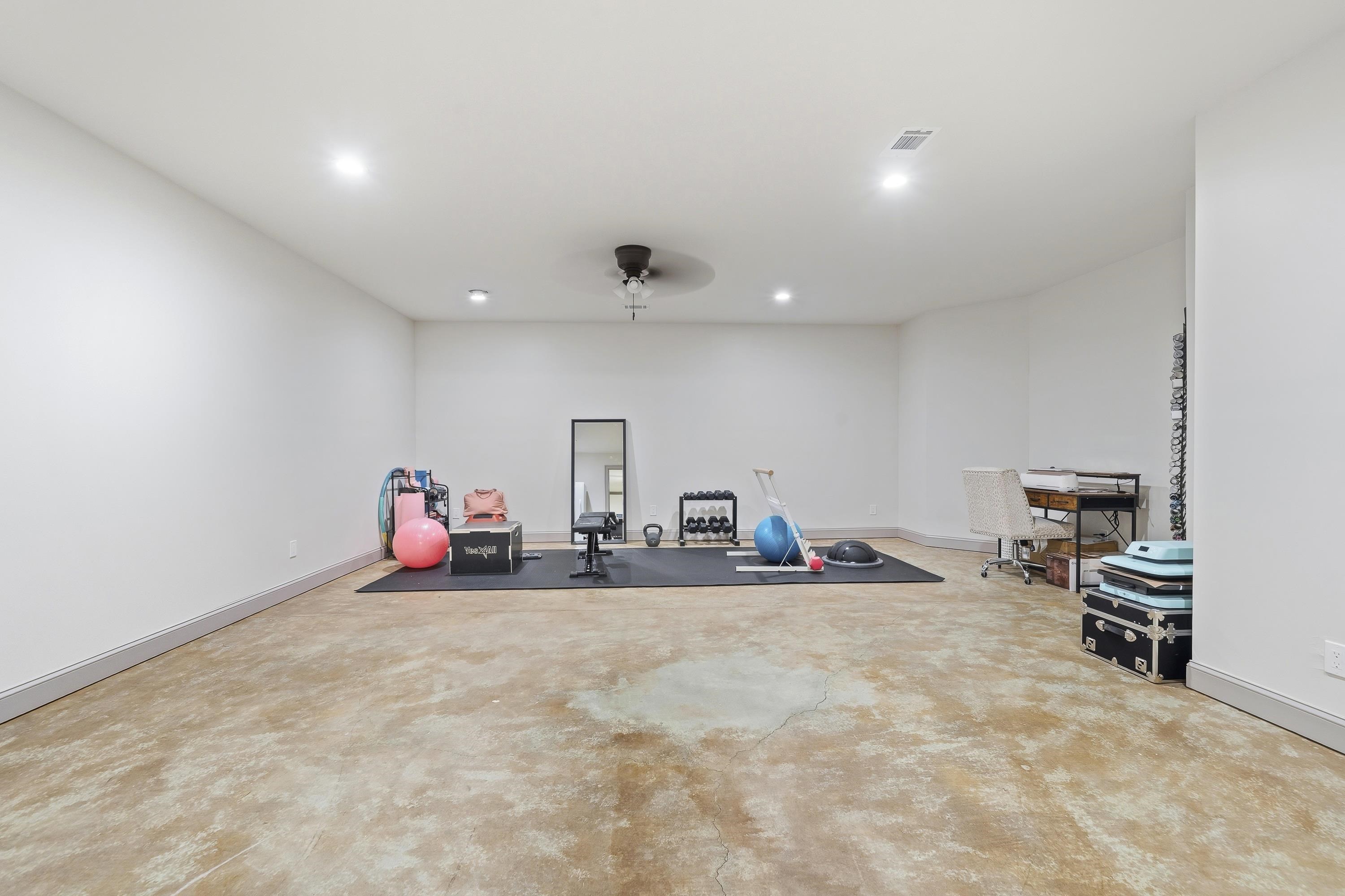 1090 WHITE OAK WAY