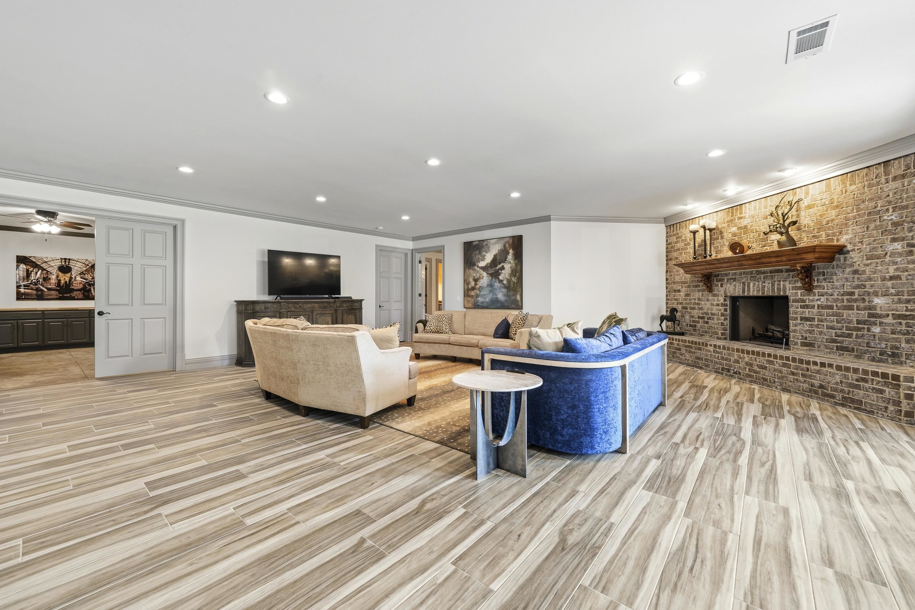 1090 WHITE OAK WAY