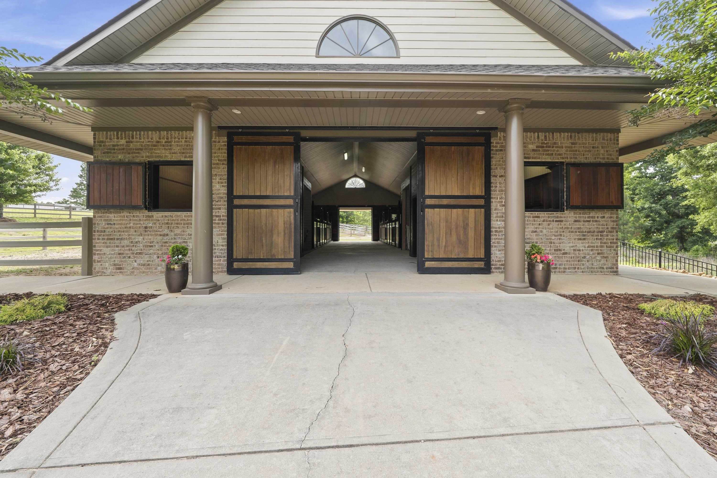 1090 WHITE OAK WAY