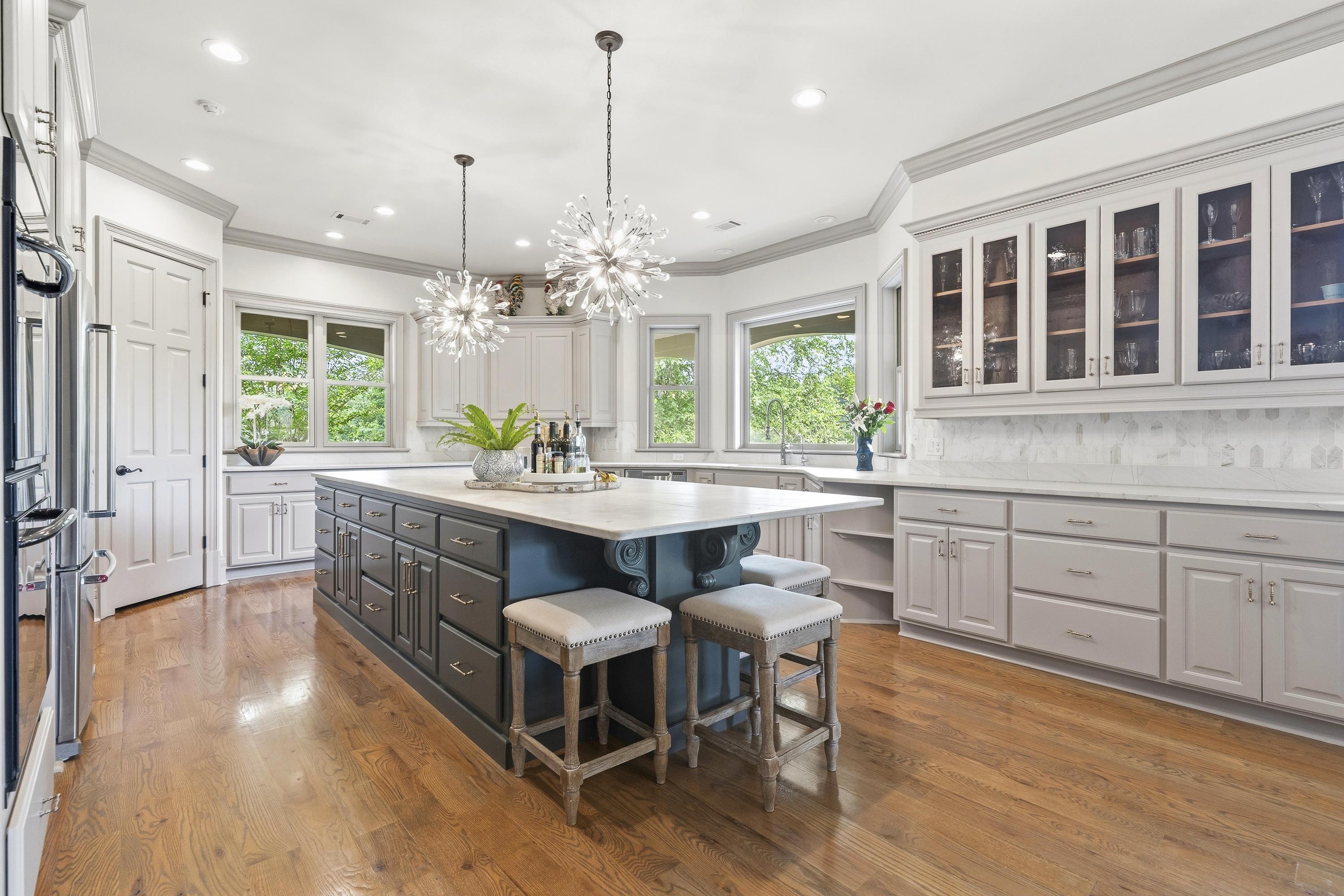 1090 WHITE OAK WAY