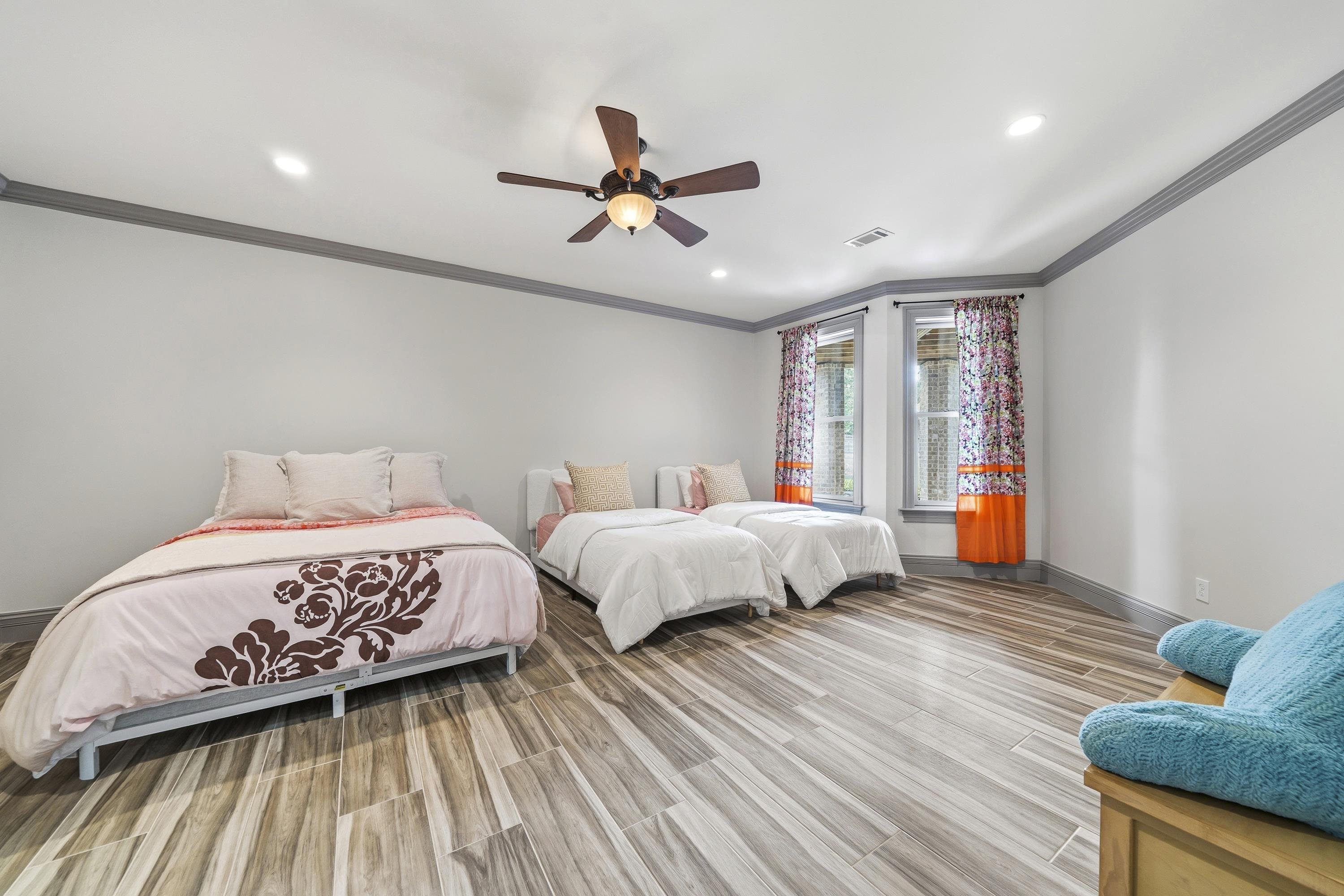 1090 WHITE OAK WAY