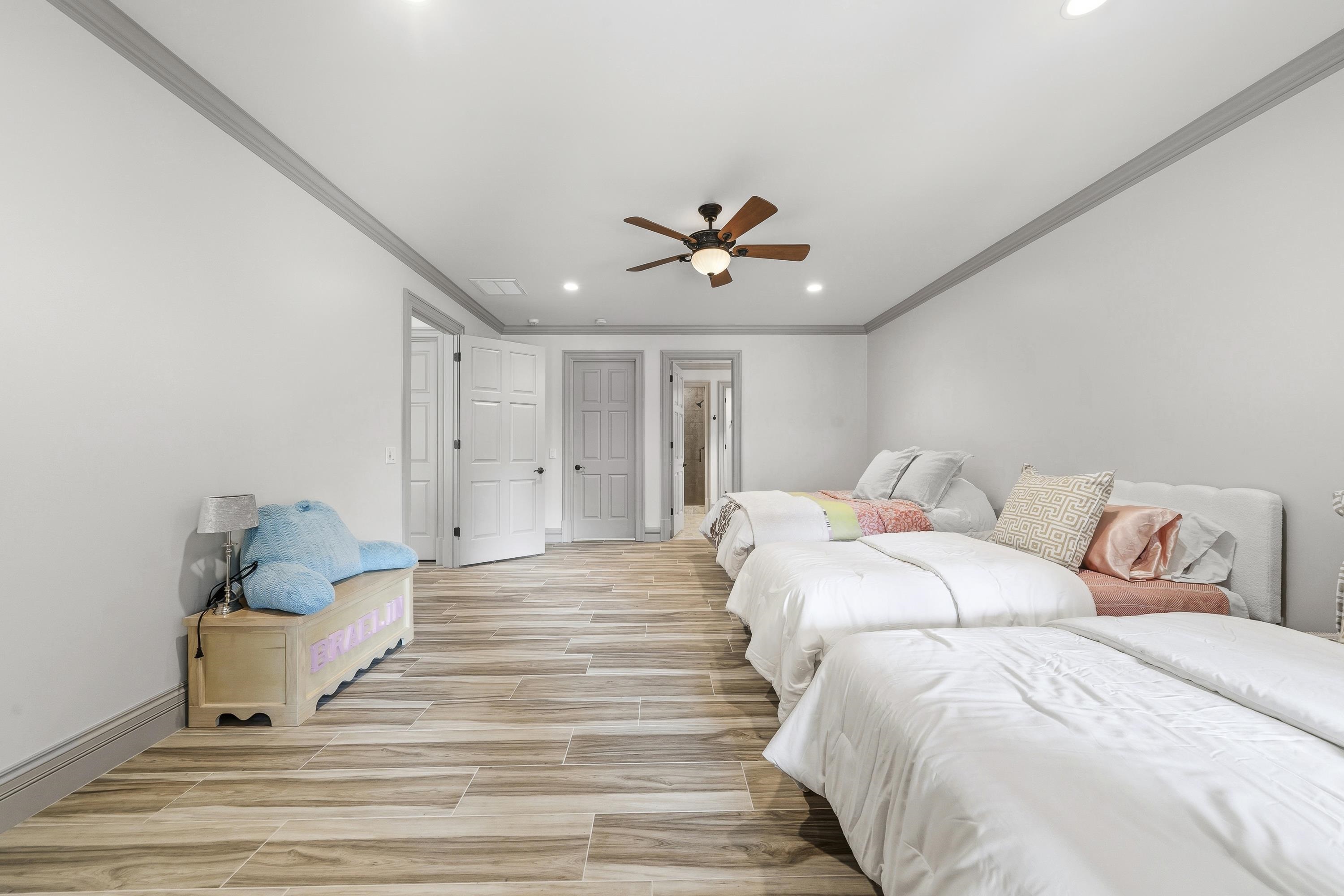 1090 WHITE OAK WAY