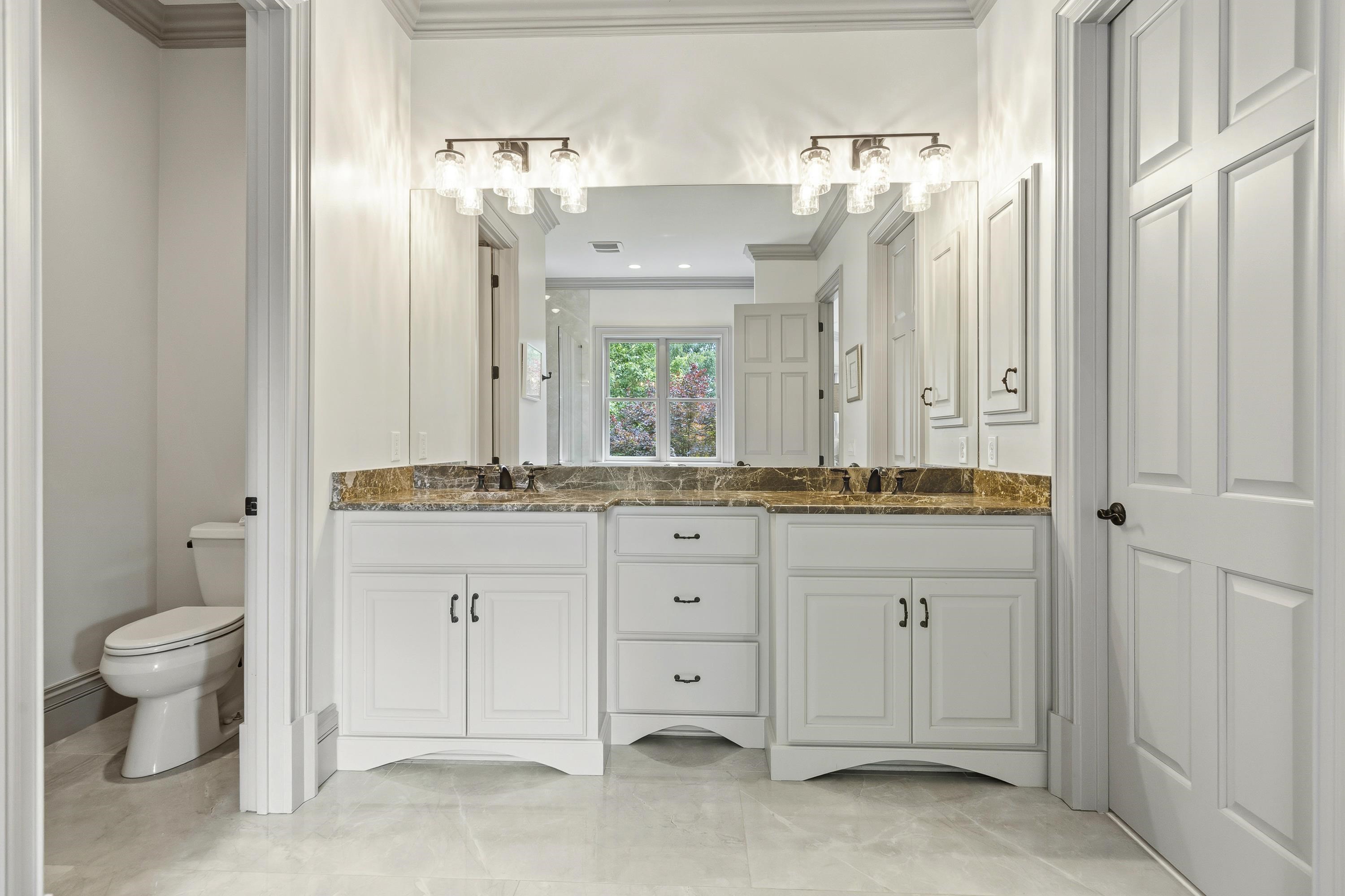 1090 WHITE OAK WAY