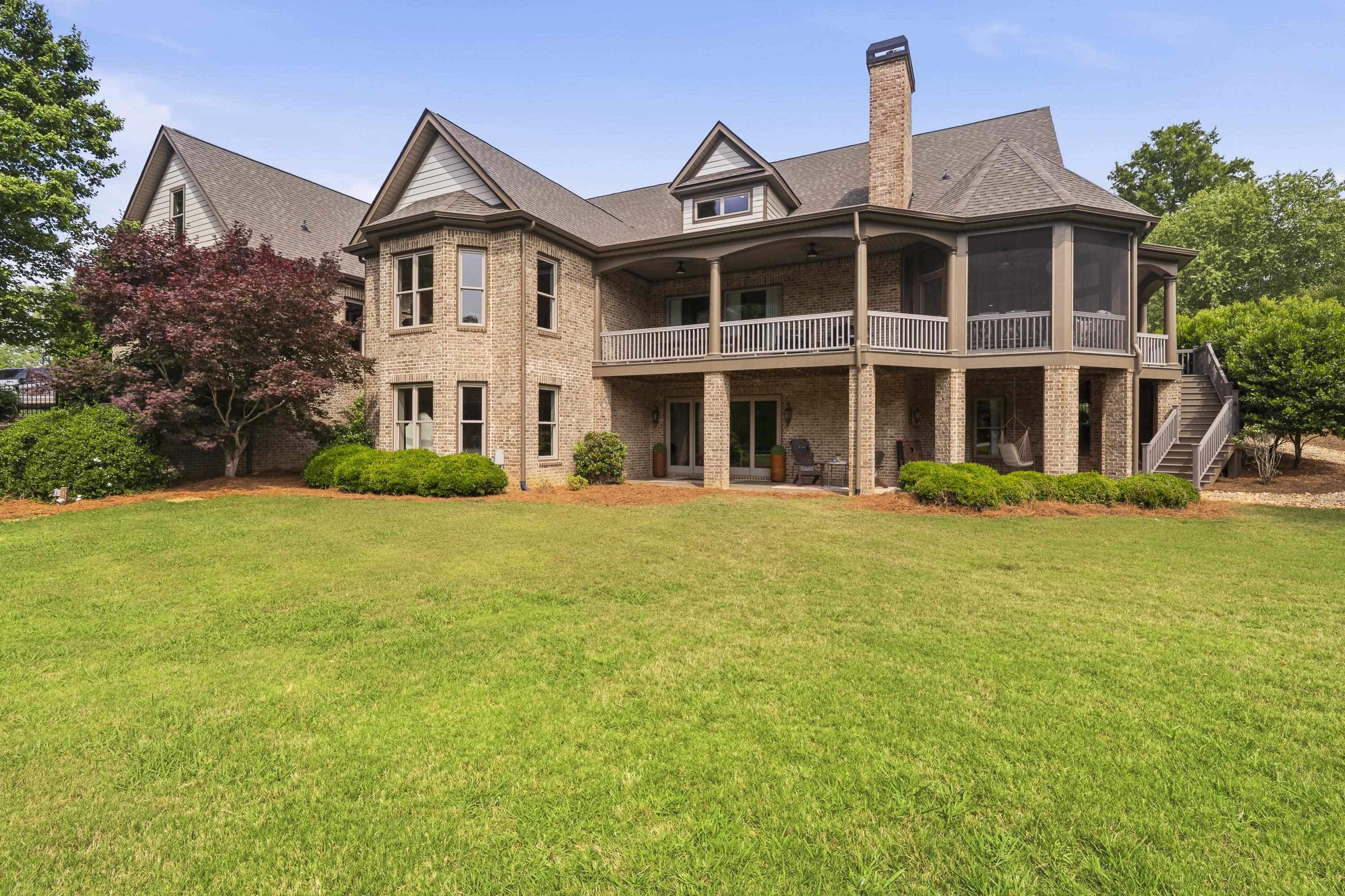 1090 WHITE OAK WAY
