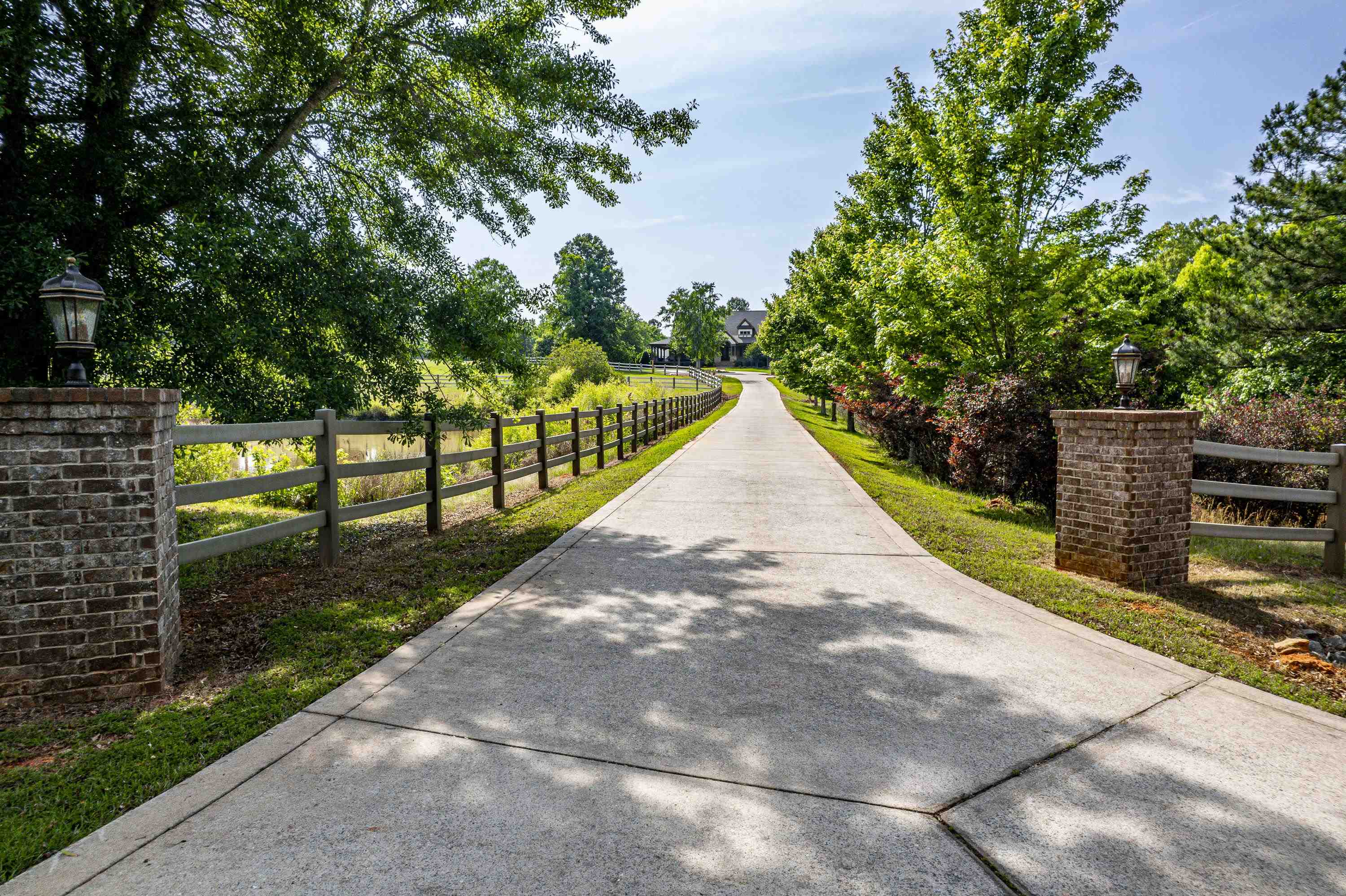 1090 WHITE OAK WAY