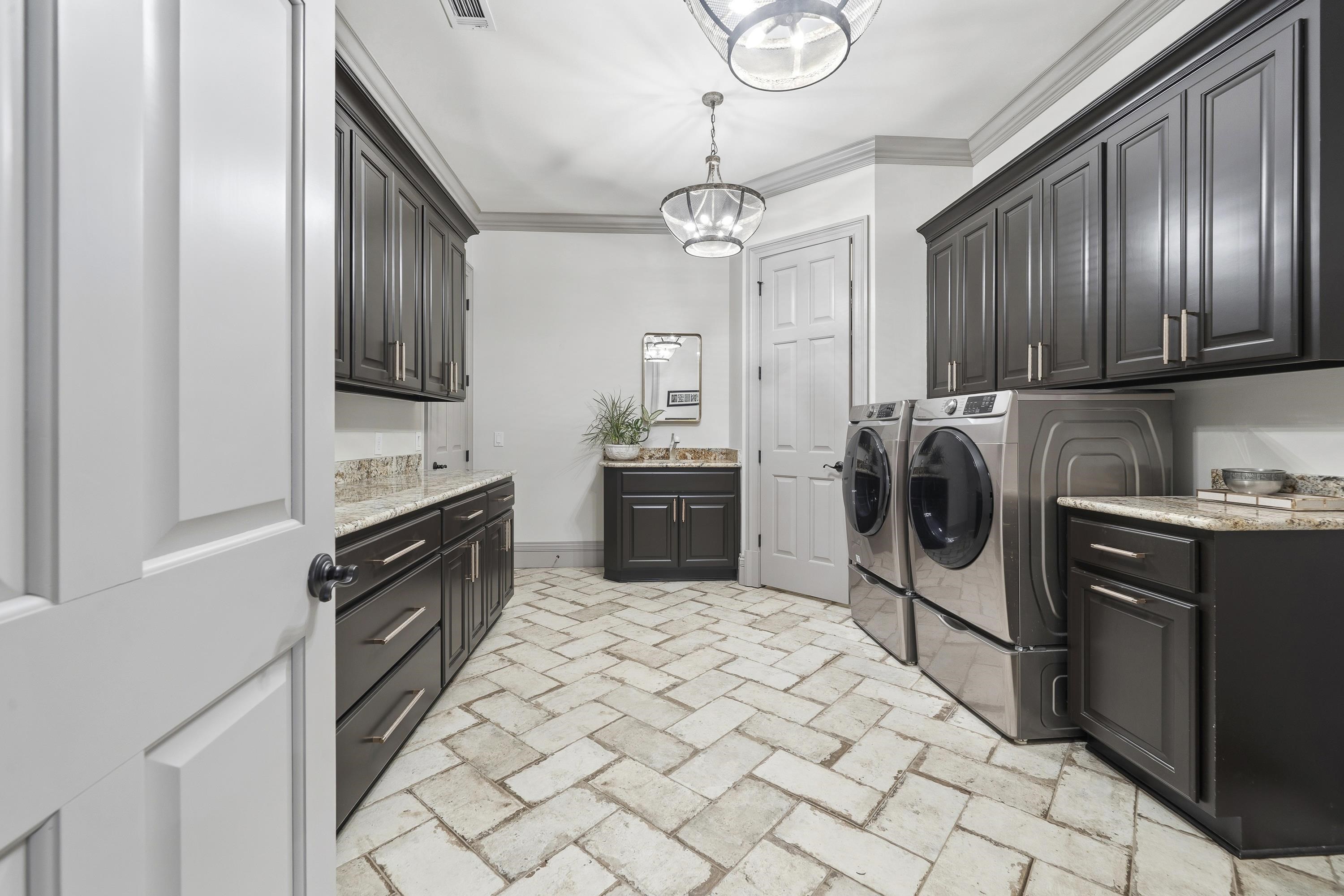 1090 WHITE OAK WAY