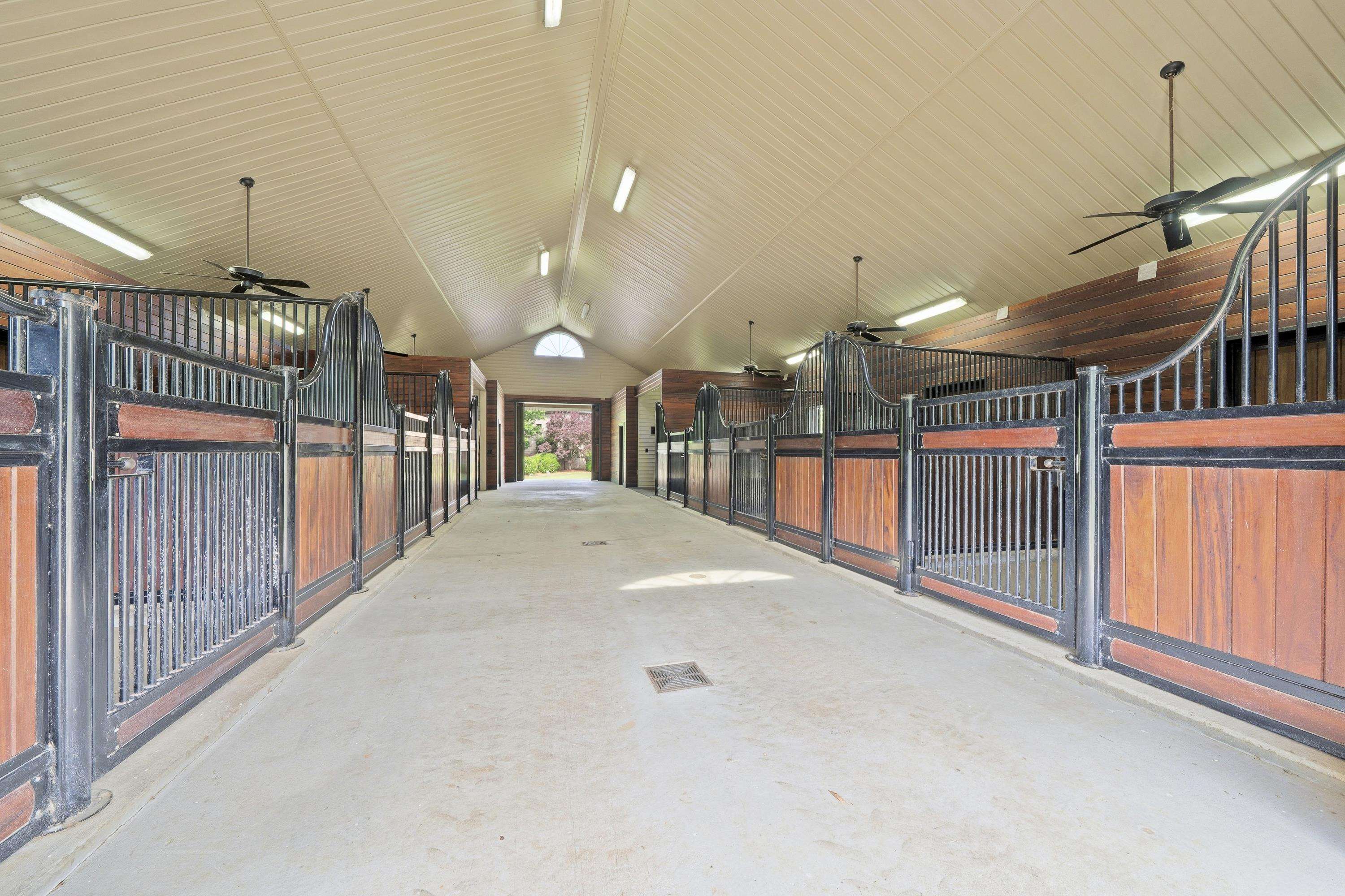1090 WHITE OAK WAY
