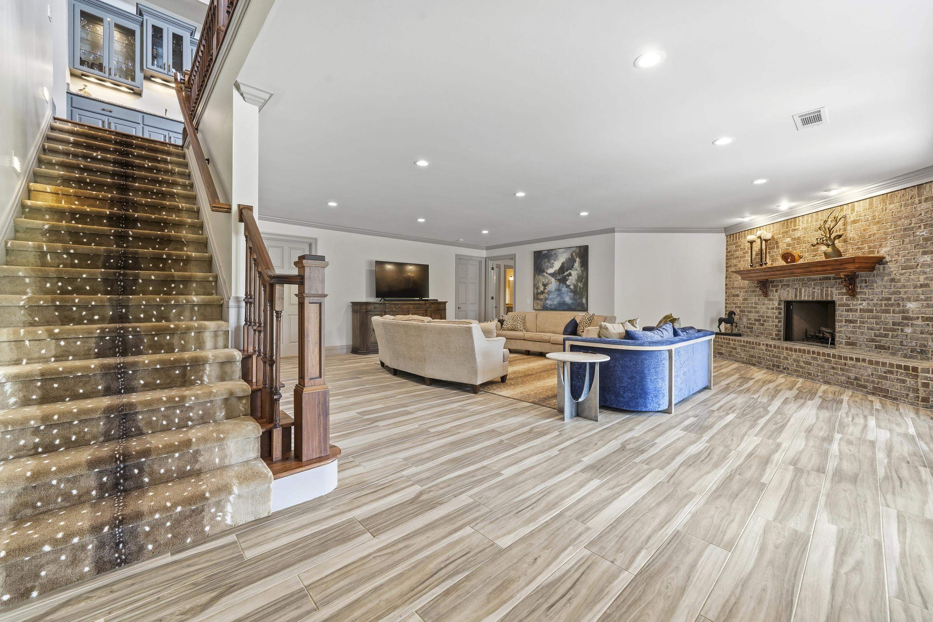 1090 WHITE OAK WAY