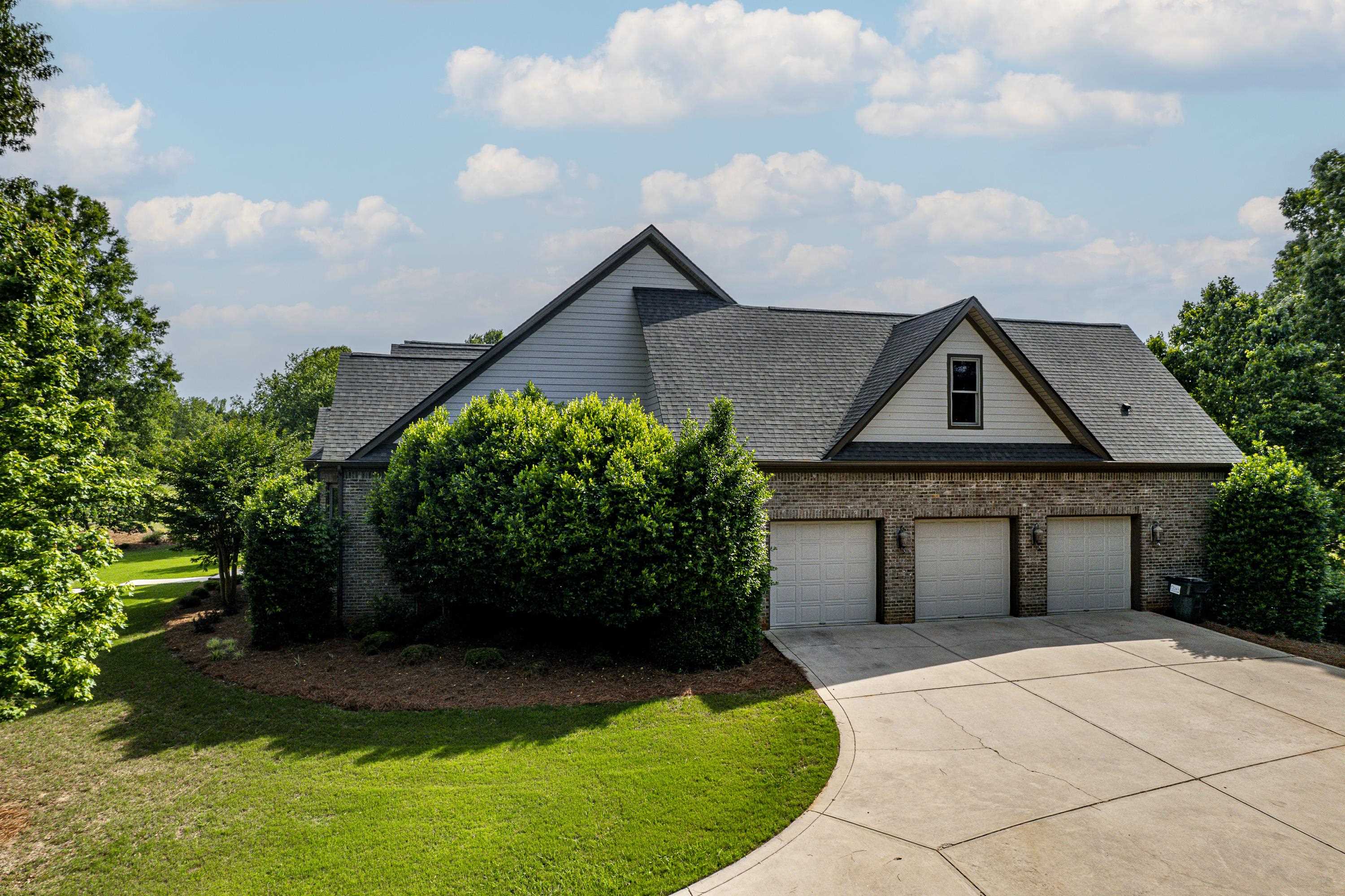 1090 WHITE OAK WAY