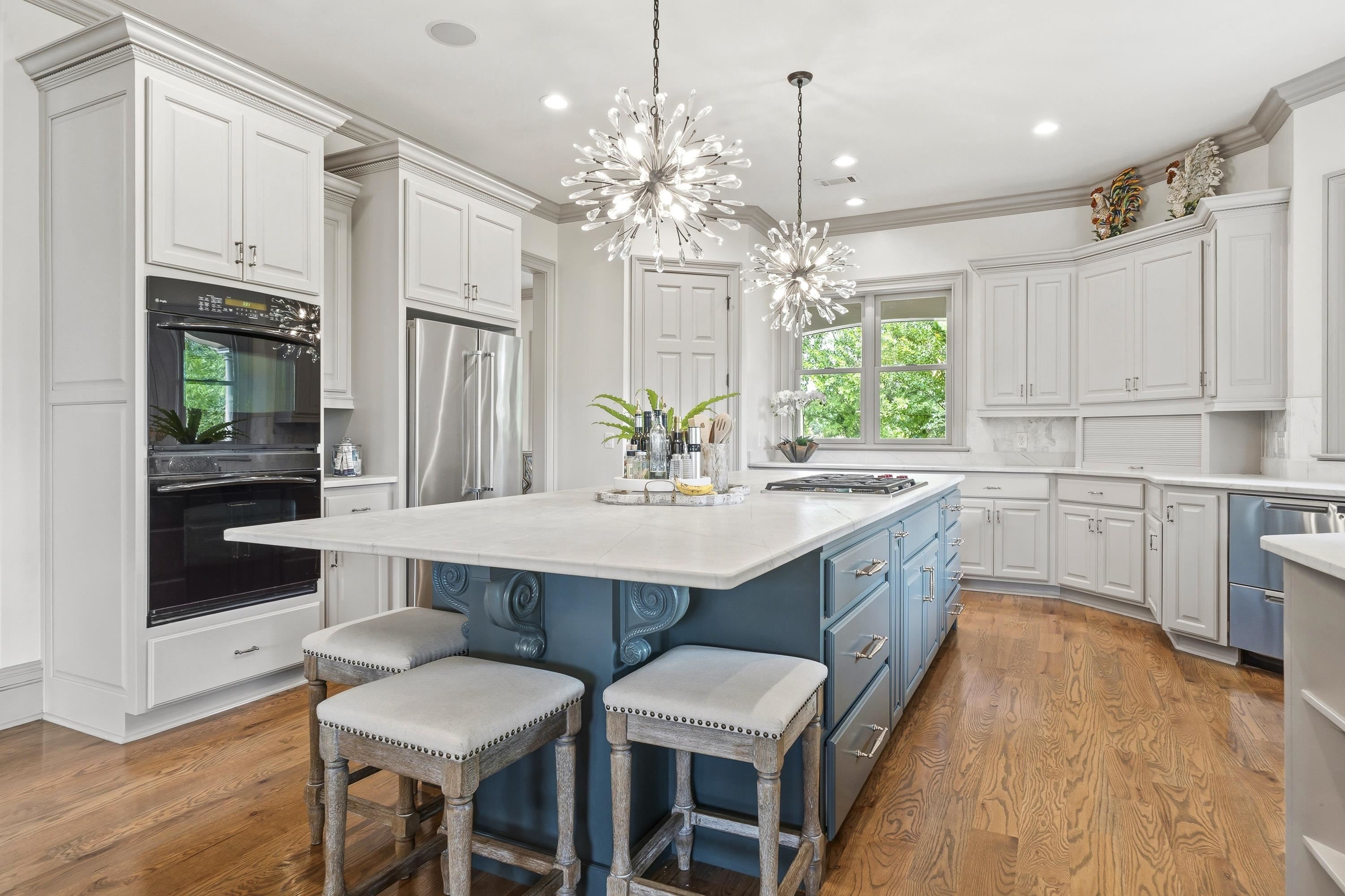 1090 WHITE OAK WAY