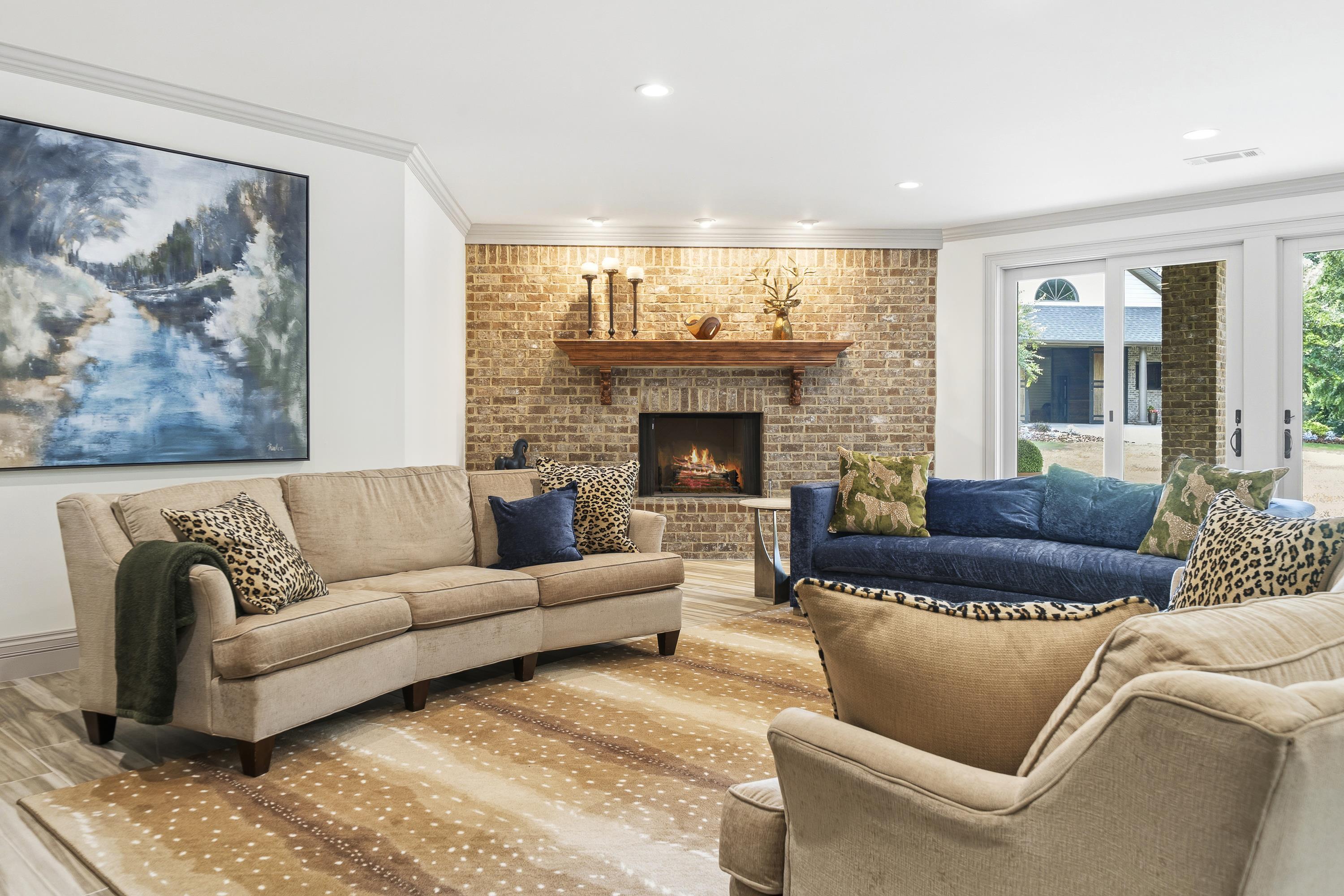 1090 WHITE OAK WAY