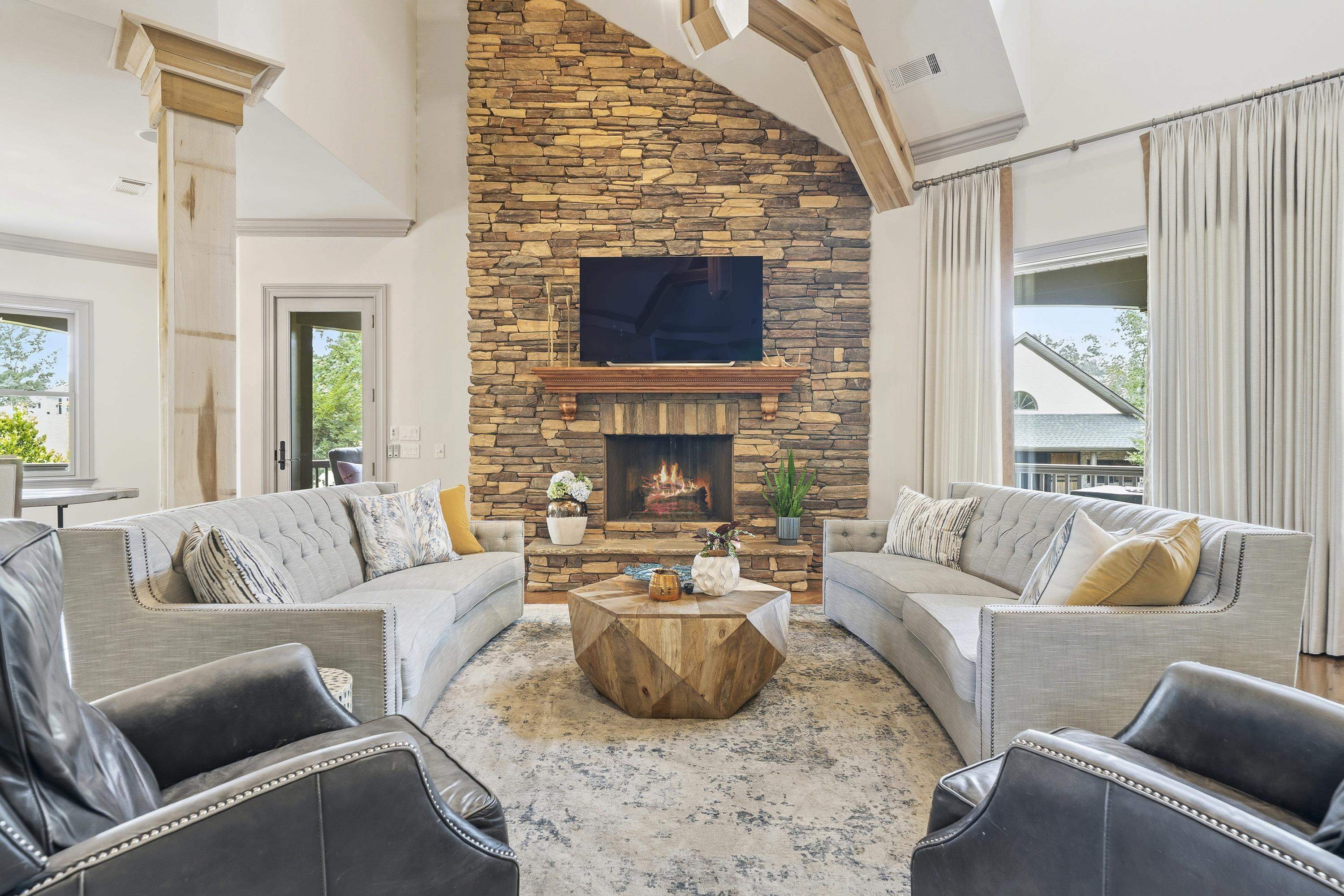 1090 WHITE OAK WAY