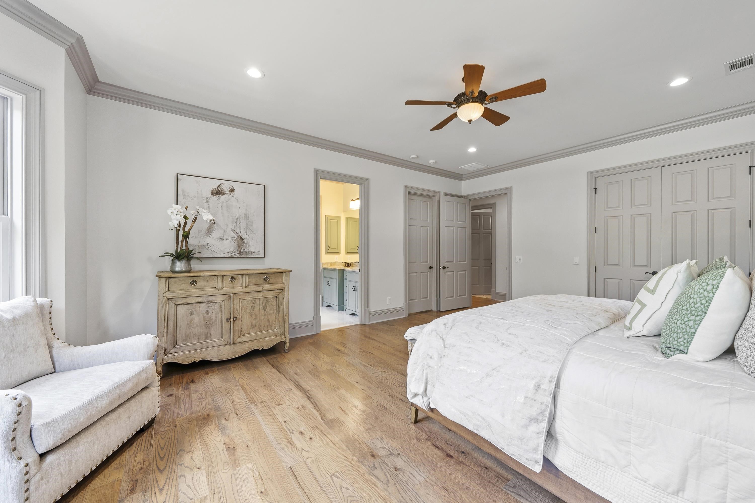 1090 WHITE OAK WAY