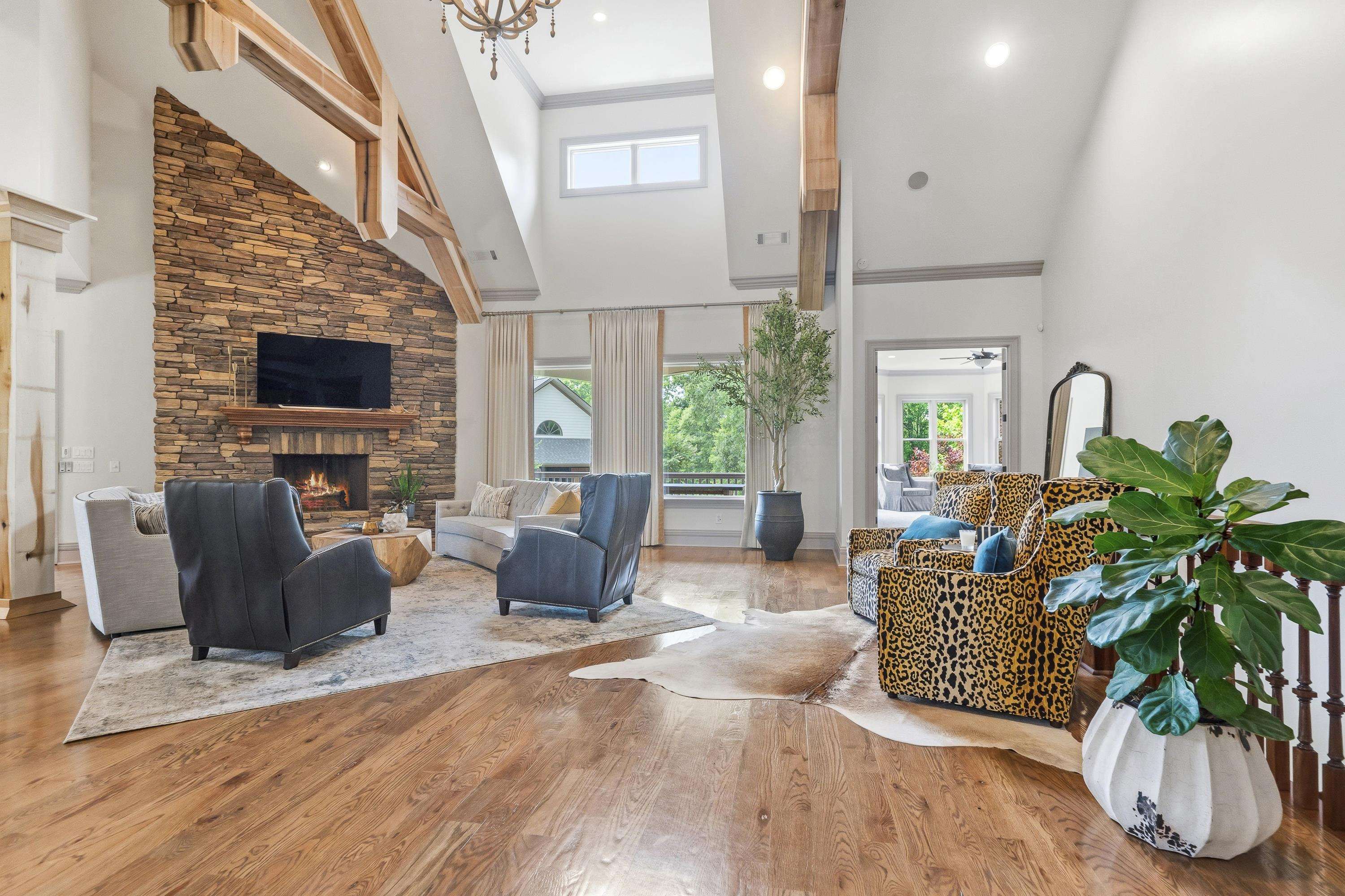 1090 WHITE OAK WAY