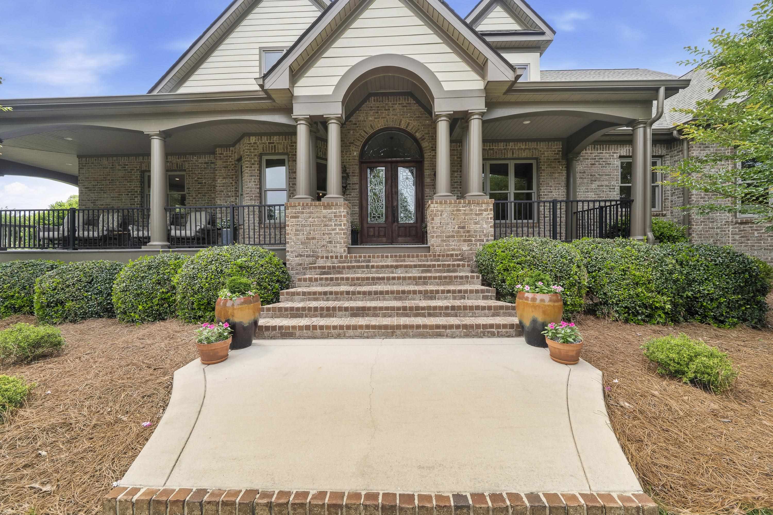 1090 WHITE OAK WAY