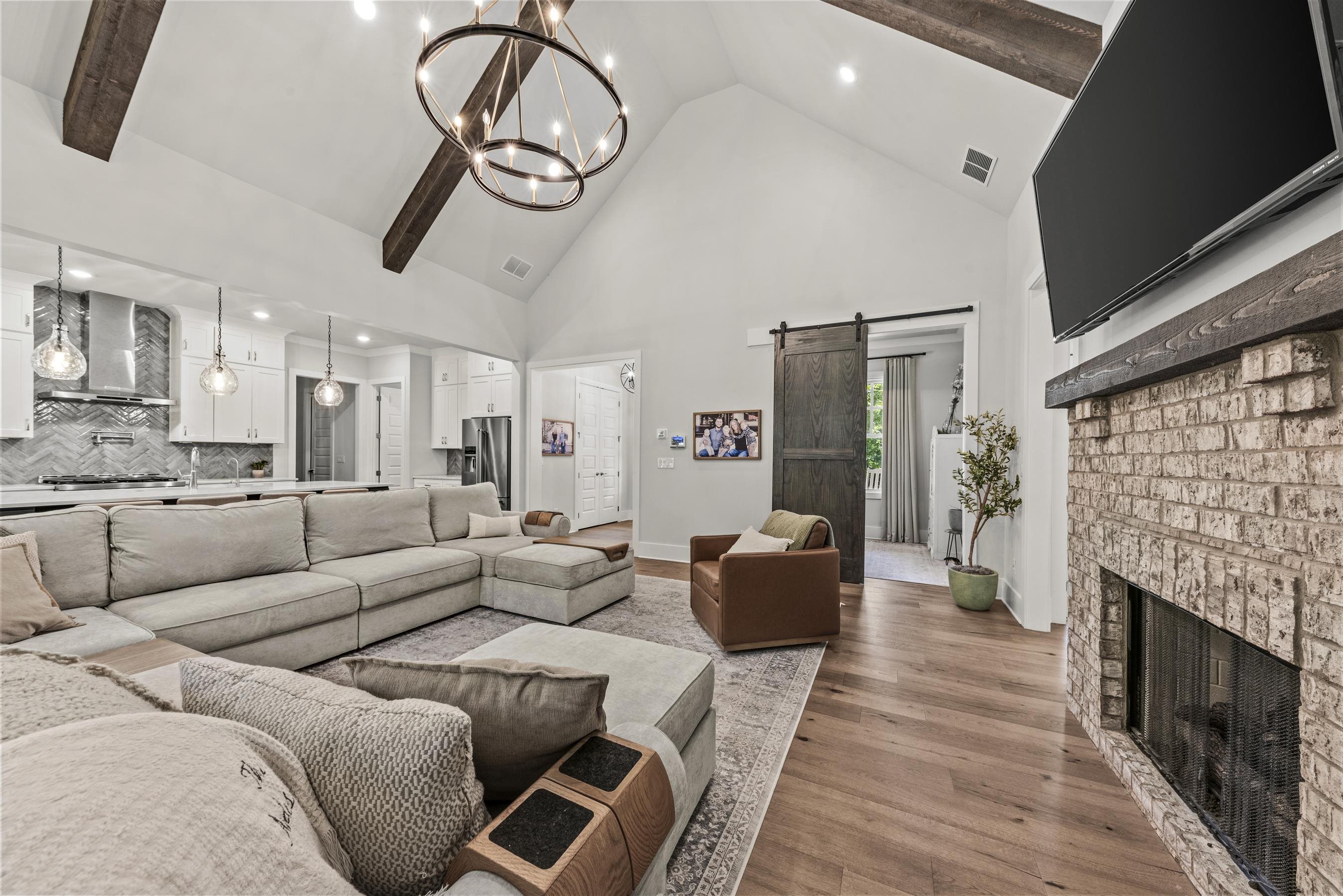 1011 PEACHTREE COURT