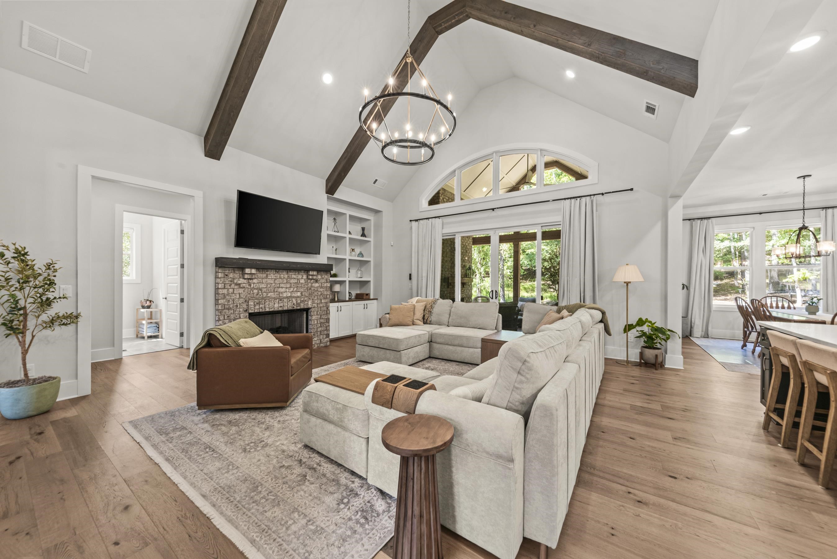 1011 PEACHTREE COURT