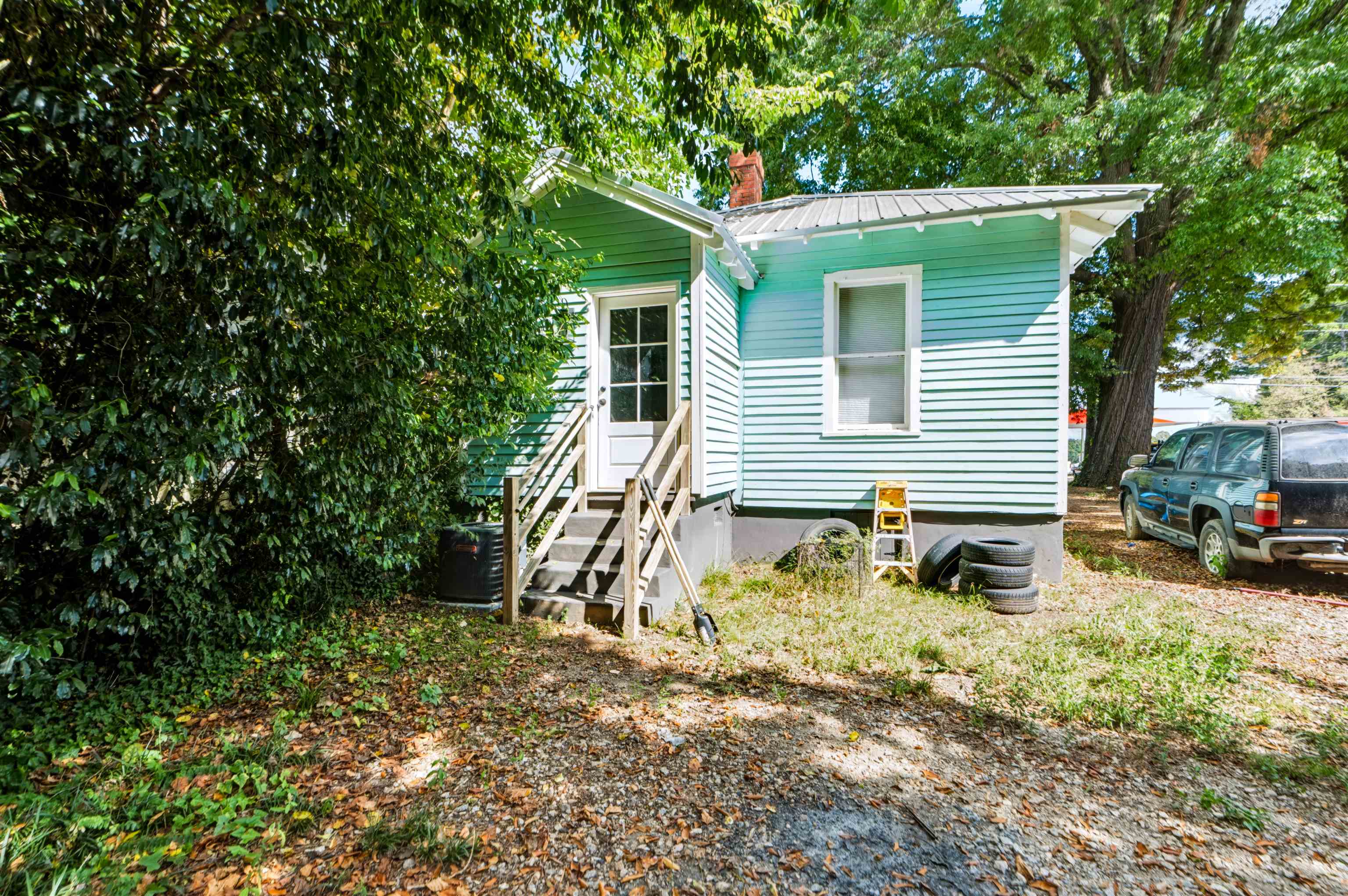 102 N WALNUT STREET