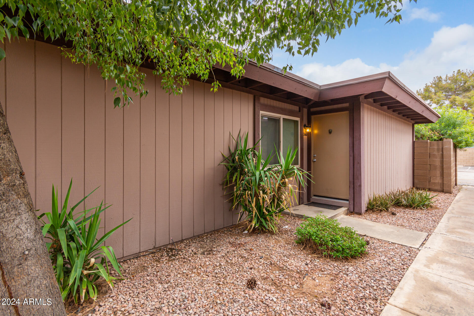 911 S CASITAS Drive, B