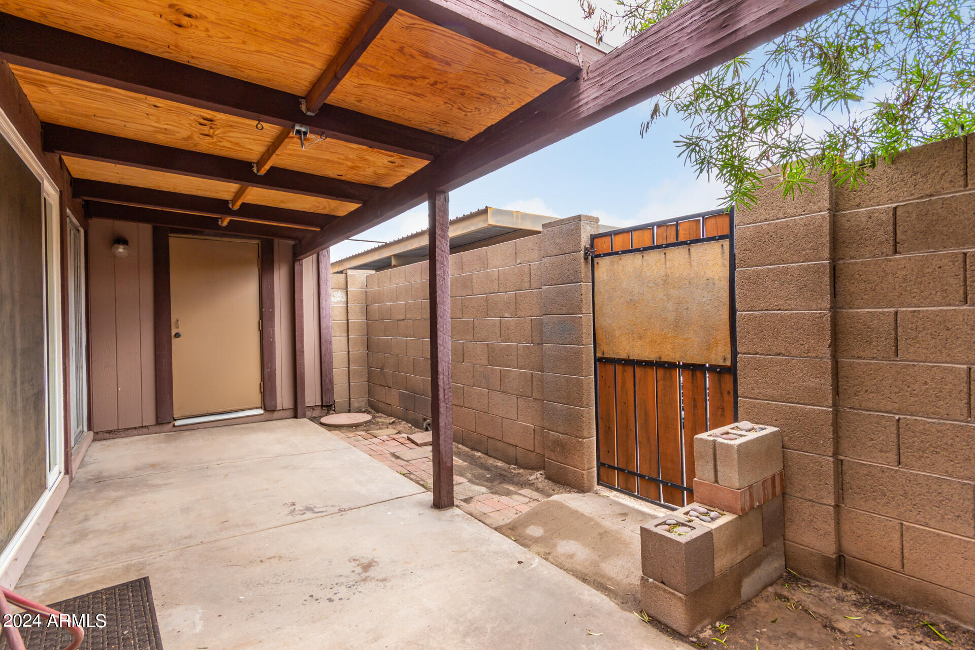 911 S CASITAS Drive, B