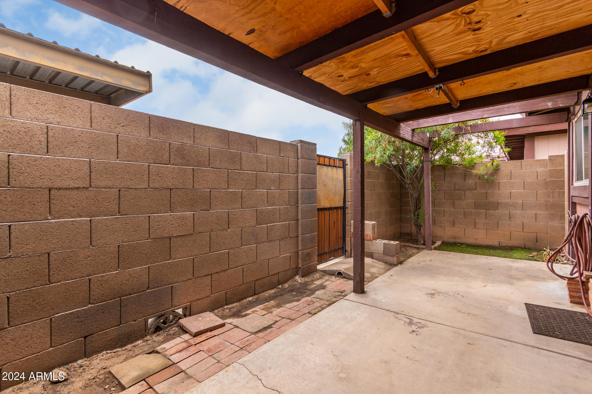 911 S CASITAS Drive, B