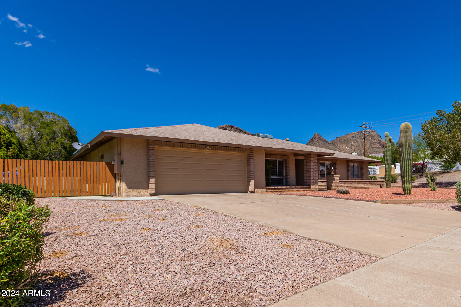 1138 E ACOMA Drive