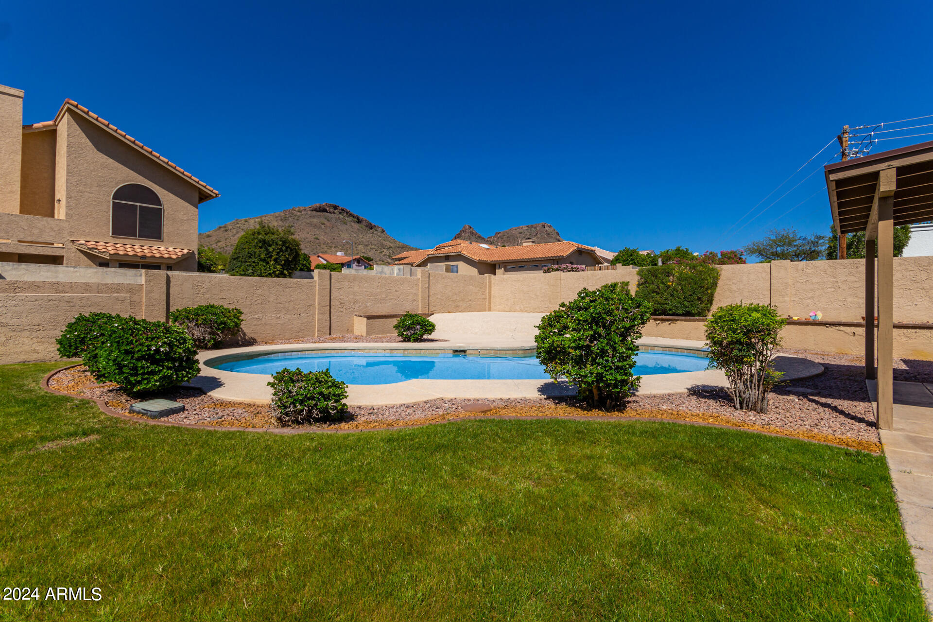 1138 E ACOMA Drive