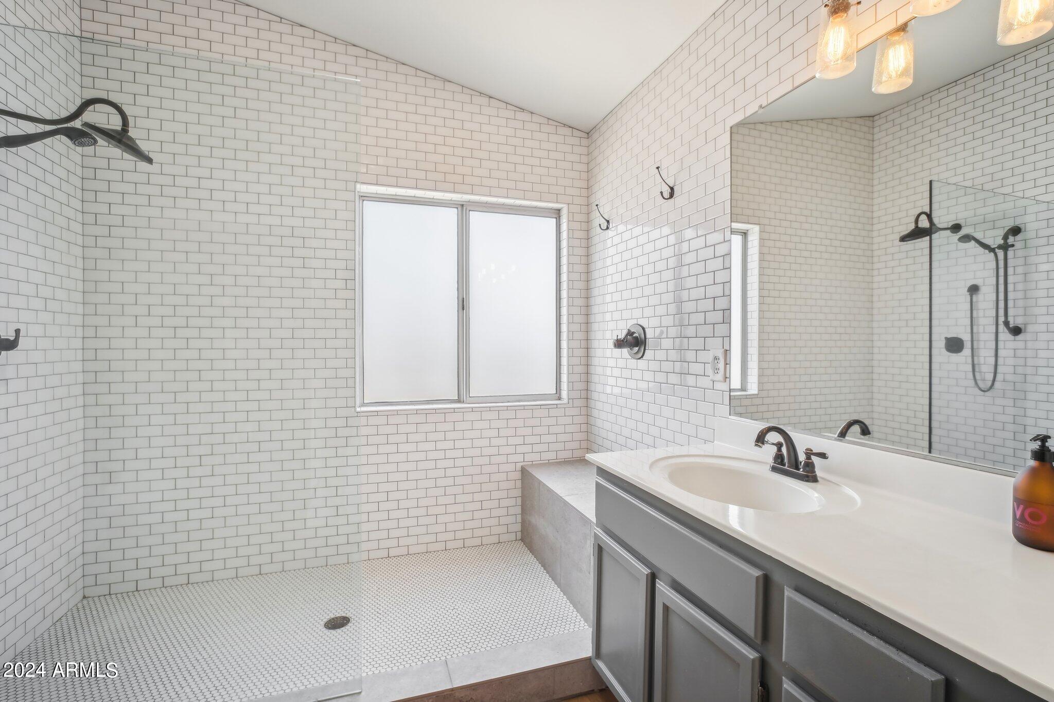 3364 E MENADOTA Drive