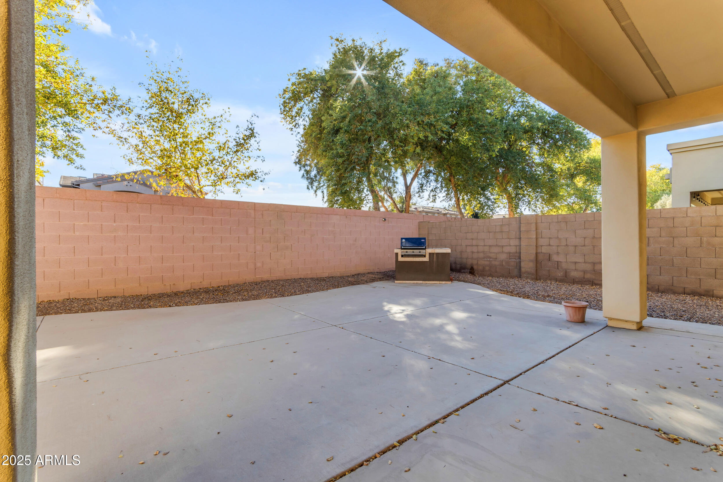 2067 W PERIWINKLE Way