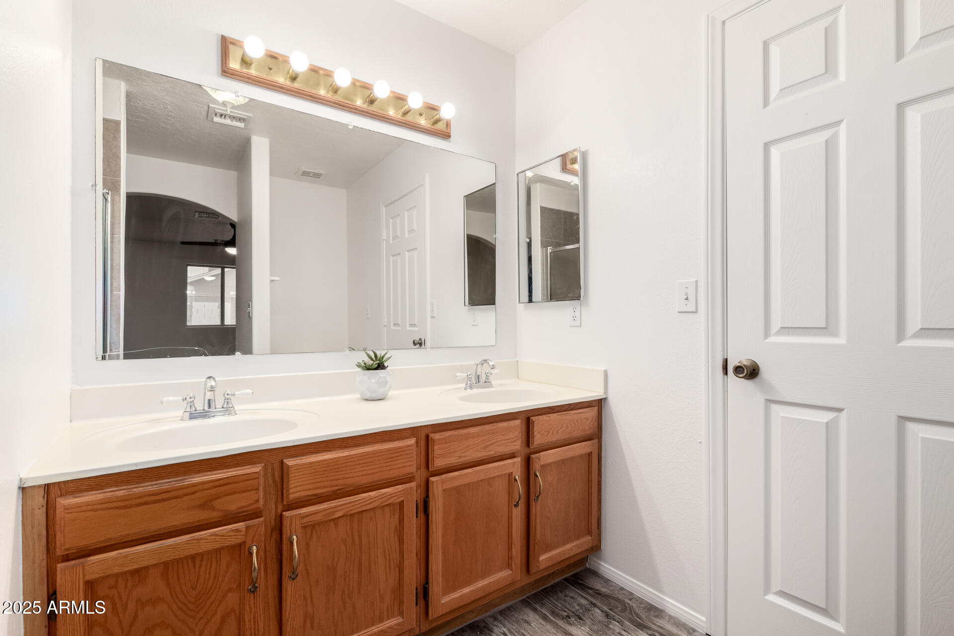 8027 E QUARTERLINE Road