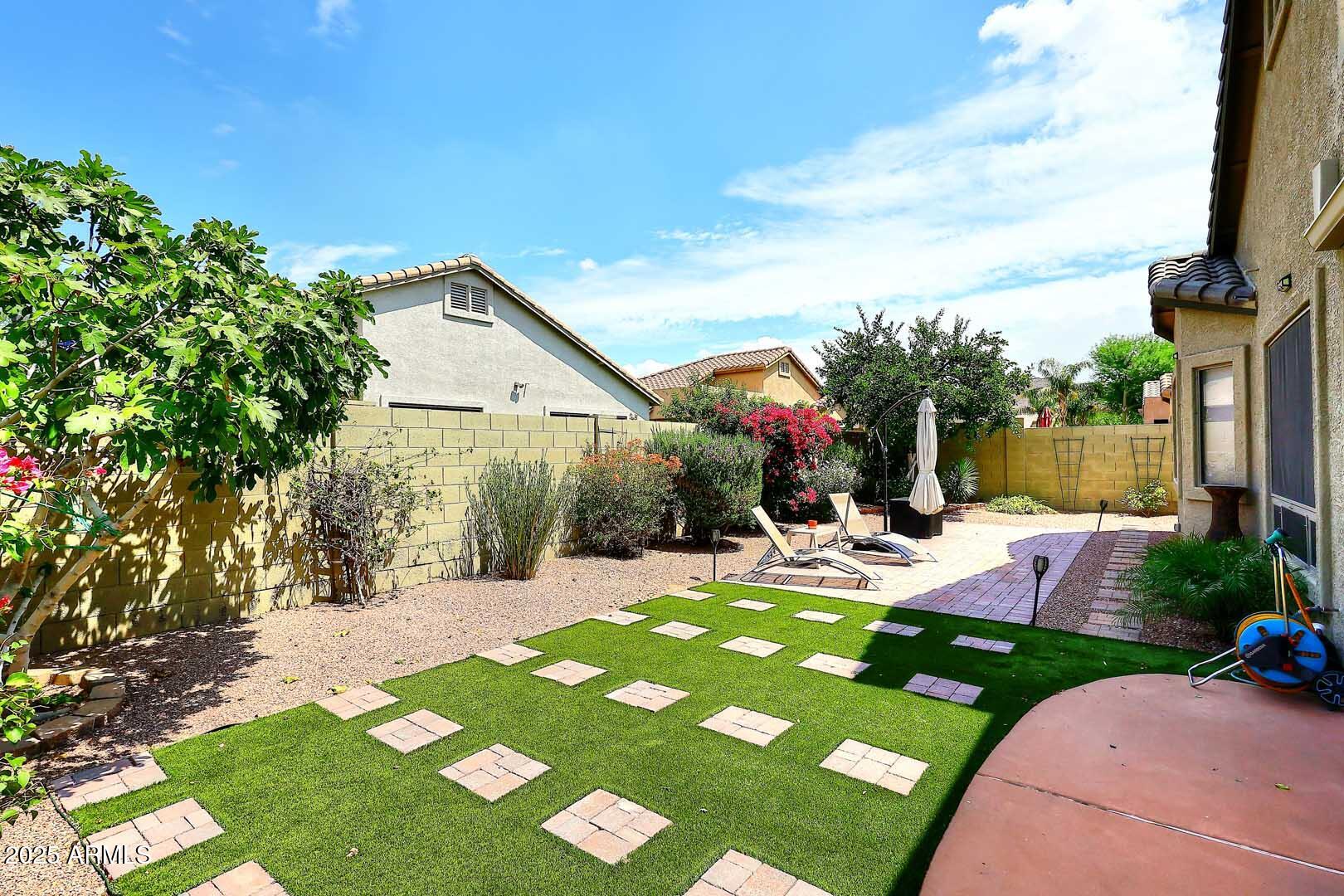 3018 W LANGUID Lane