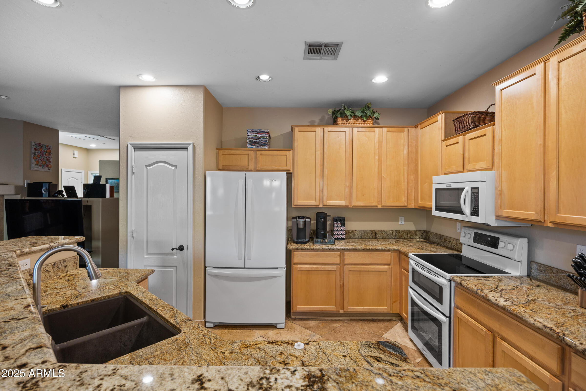 9811 N DESERT ROSE Drive