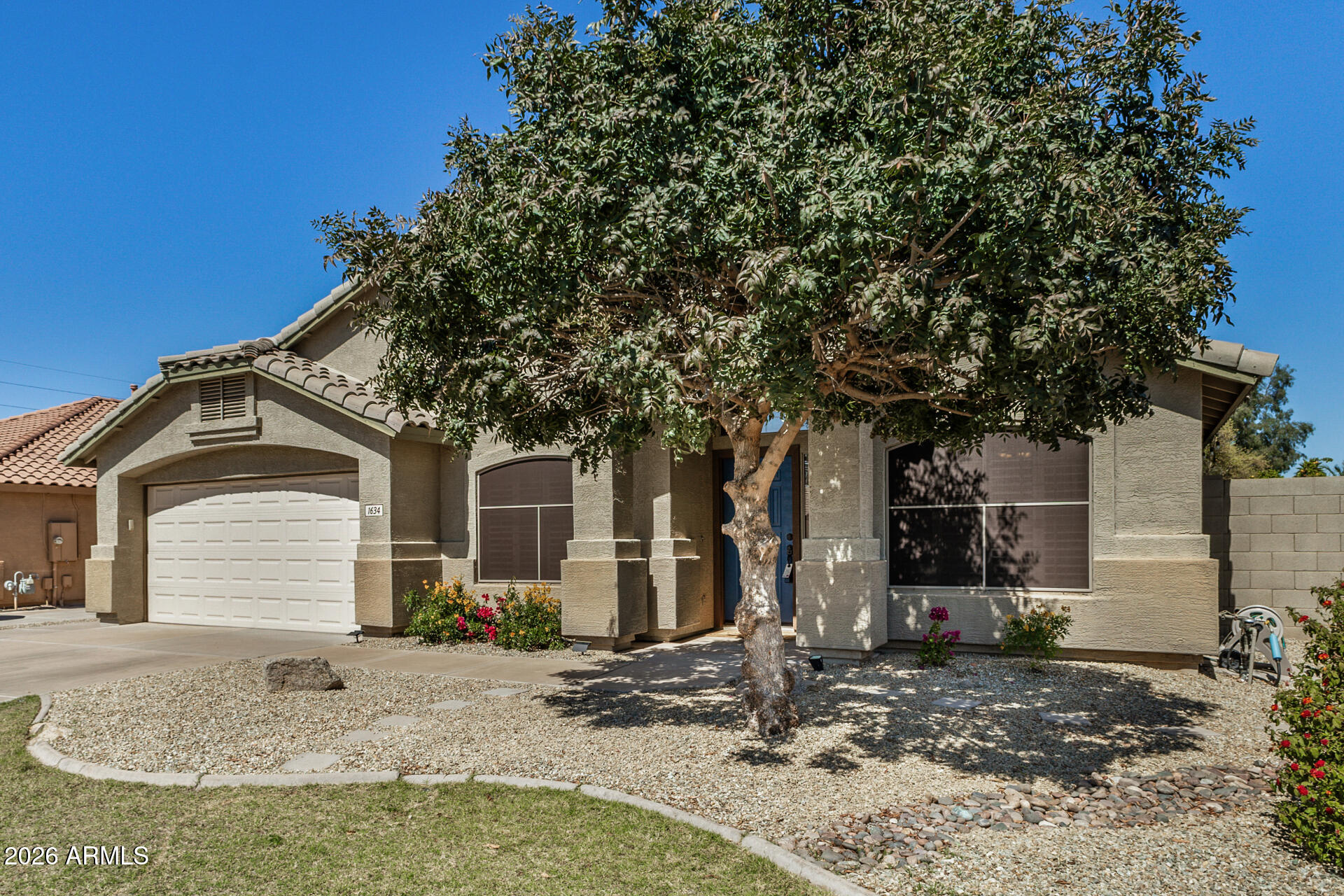 1634 E CARLA VISTA Drive