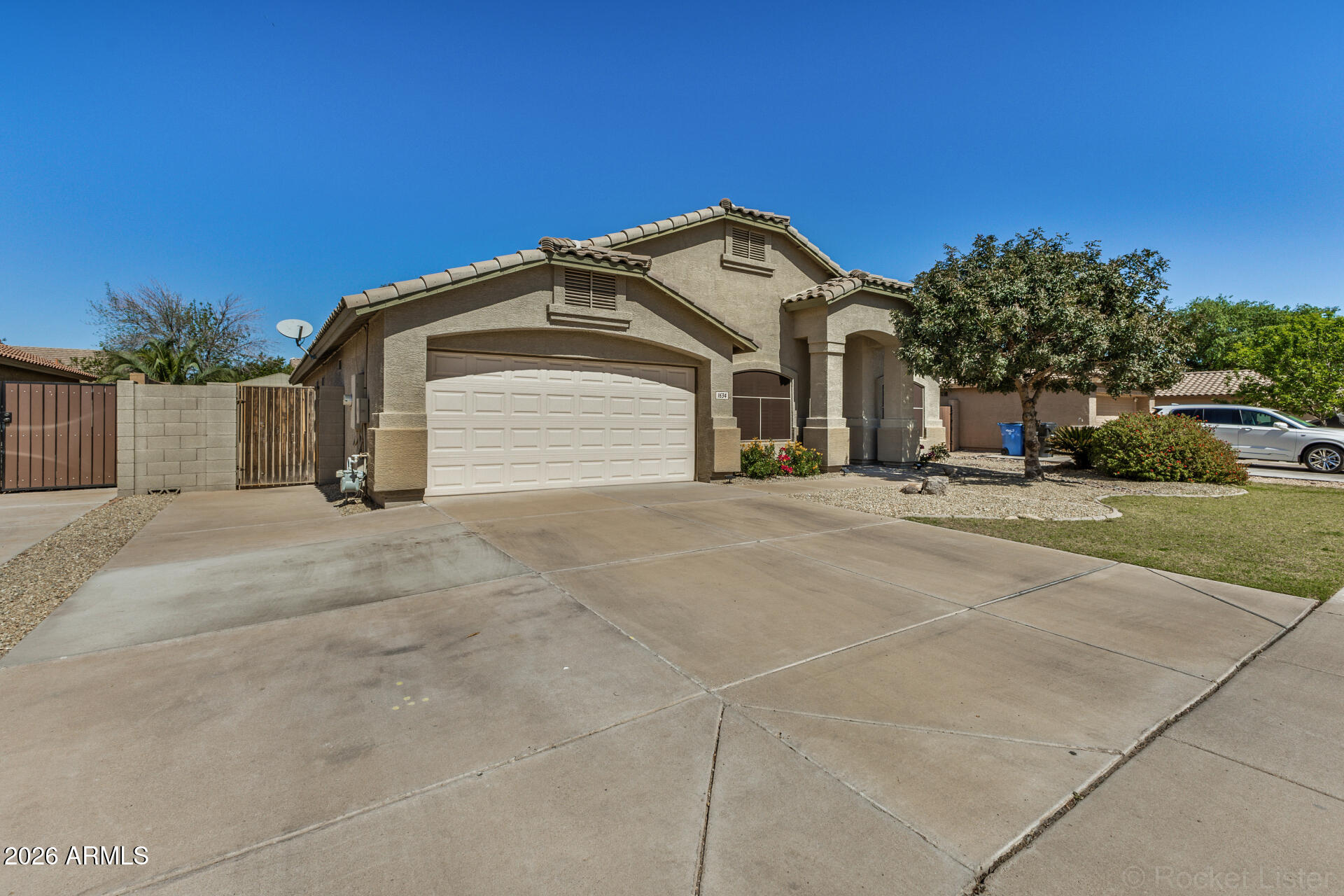 1634 E CARLA VISTA Drive